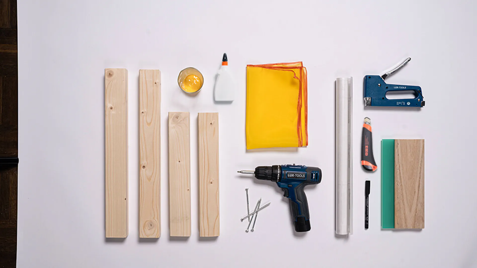 Materiál a nářadí pro projekt domácího sítotisku