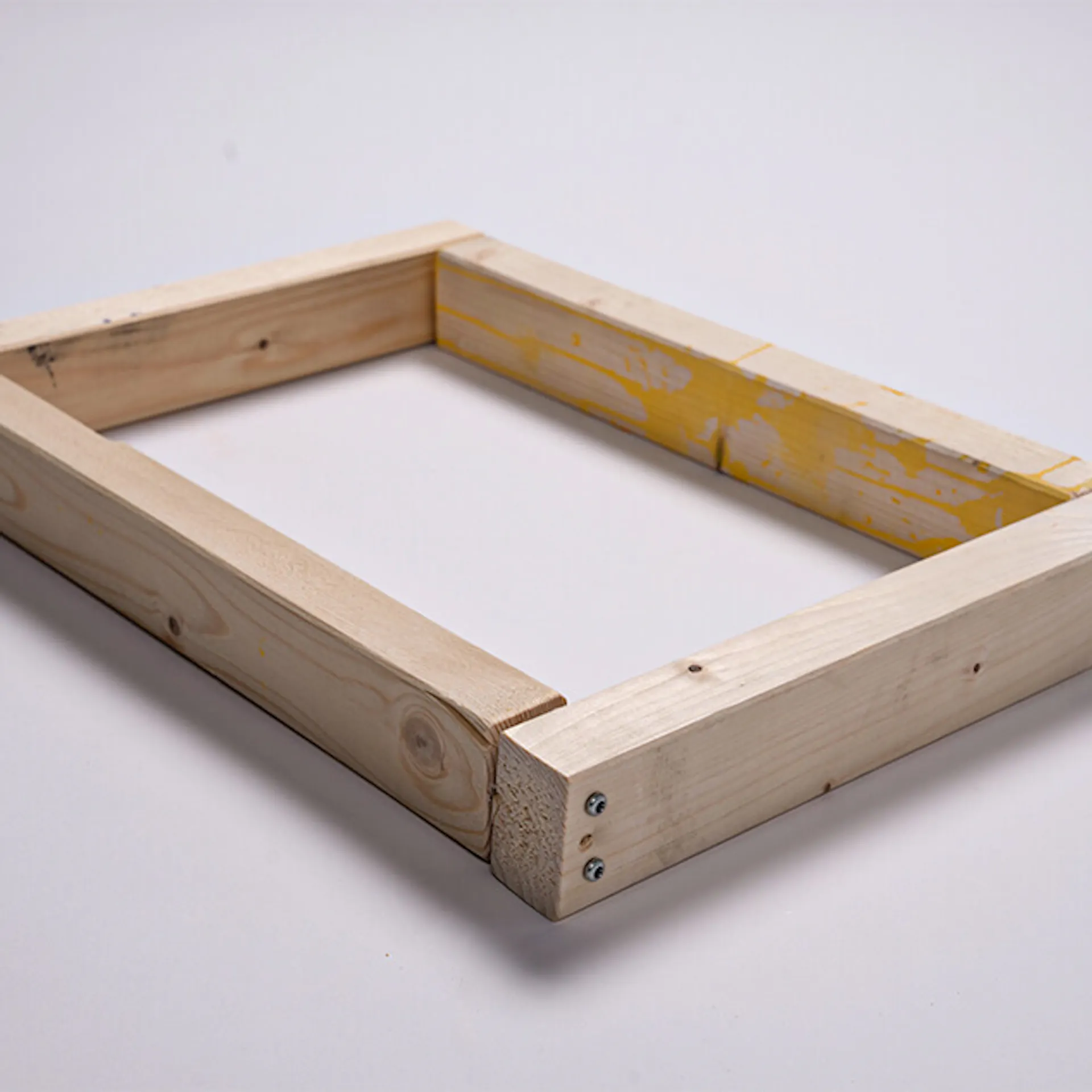 Vlastnoručně vyrobený dřevěný rám pro sítotisk