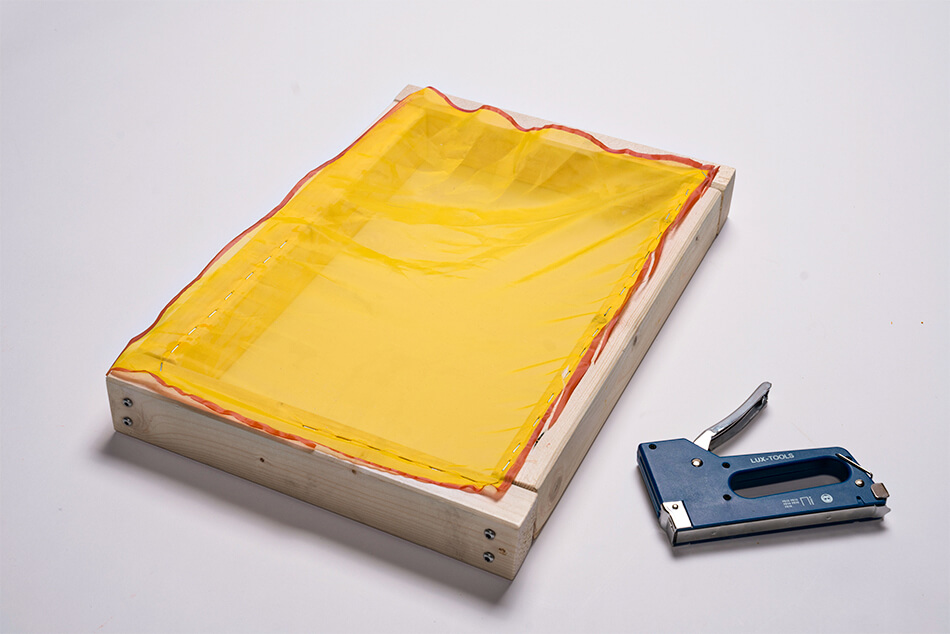 Dřevěný rám s napnutou textilní tkaninou