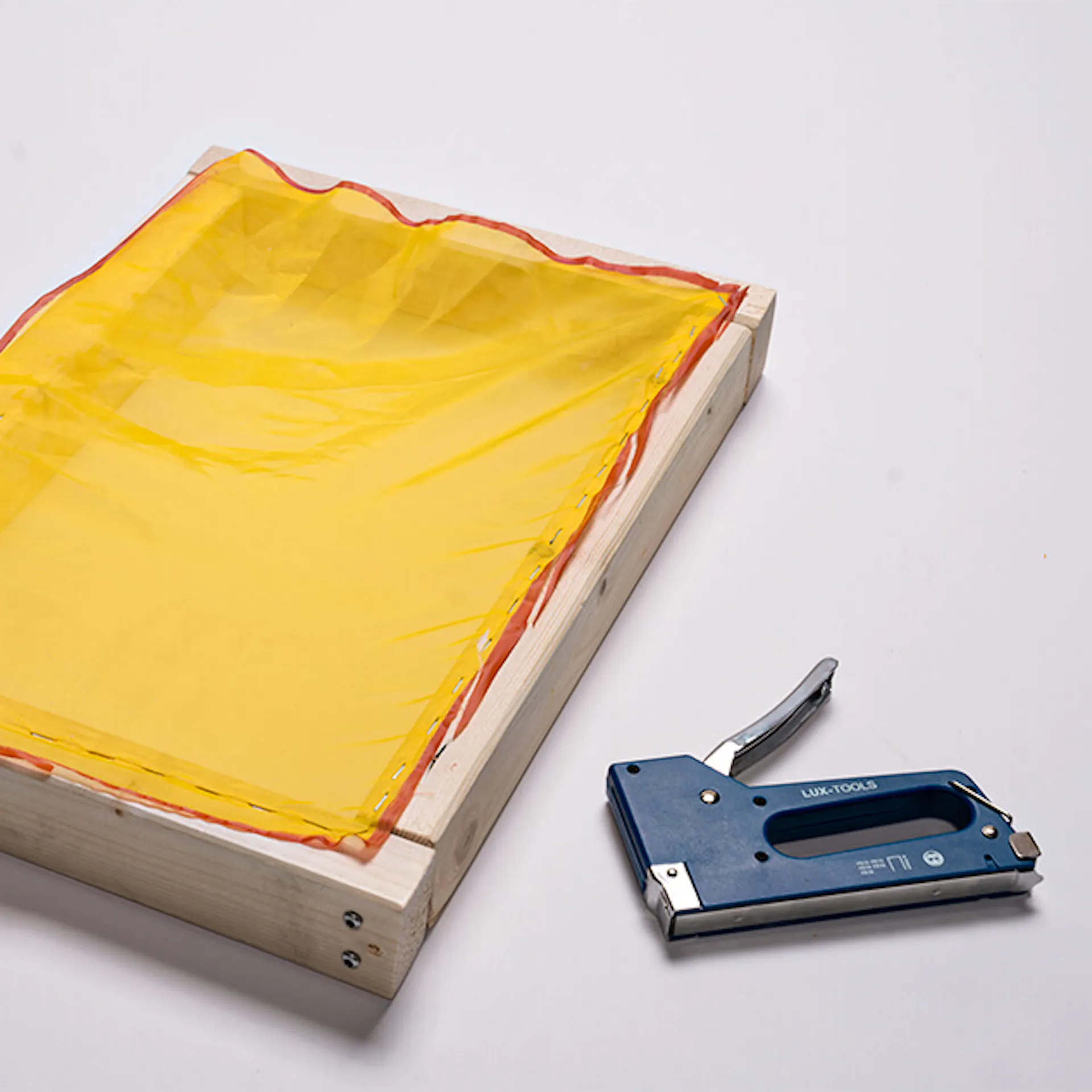 Dřevěný rám s napnutou textilní tkaninou