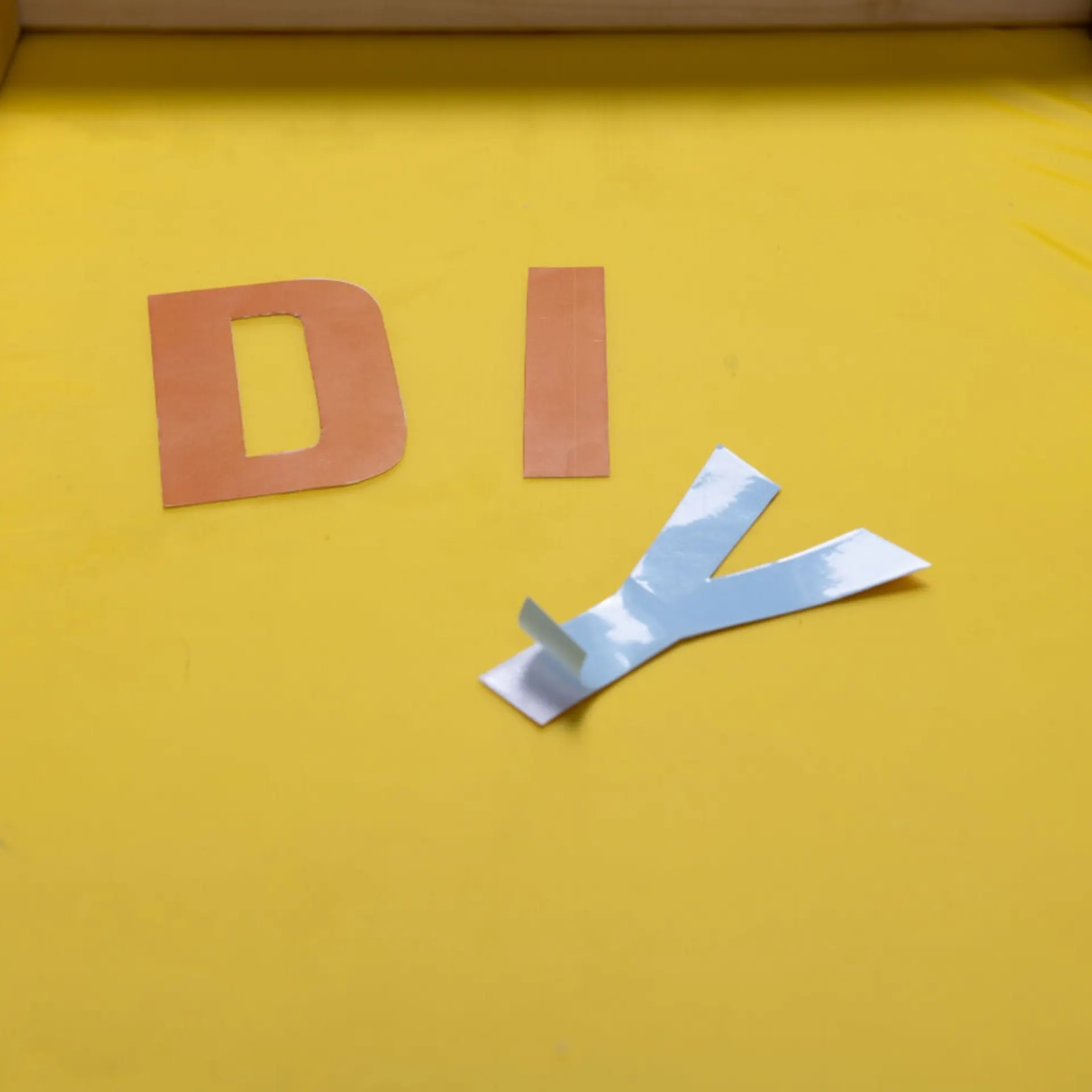 Odlepení samolepicí fólie z loga DIY pro sítotisk