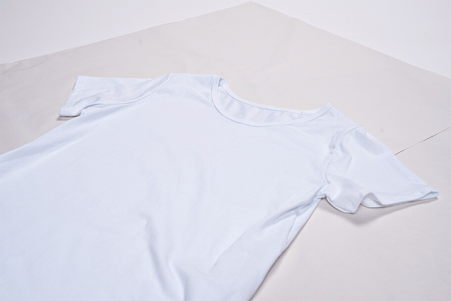 Rozložení bílého trička pro sítotisk