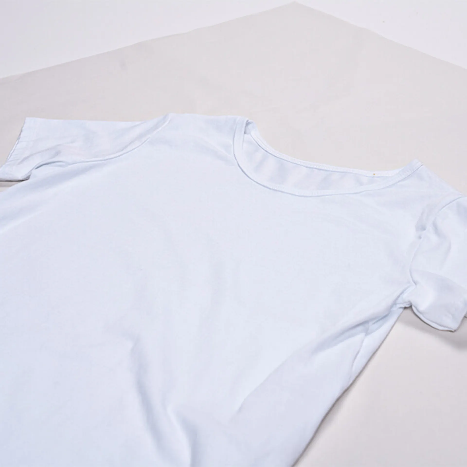 Rozložení bílého trička pro sítotisk