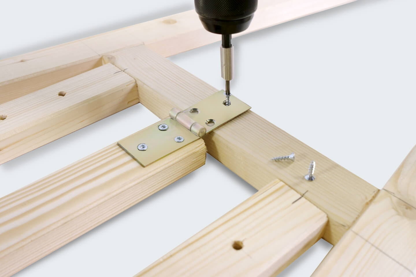 Scharniergelenk wird an die obere Querleiste einer Holz-Staffelei geschraubt.