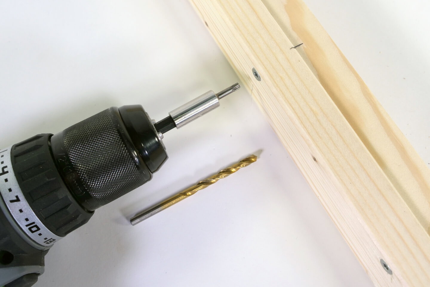  Person verschraubt Holzleiste.