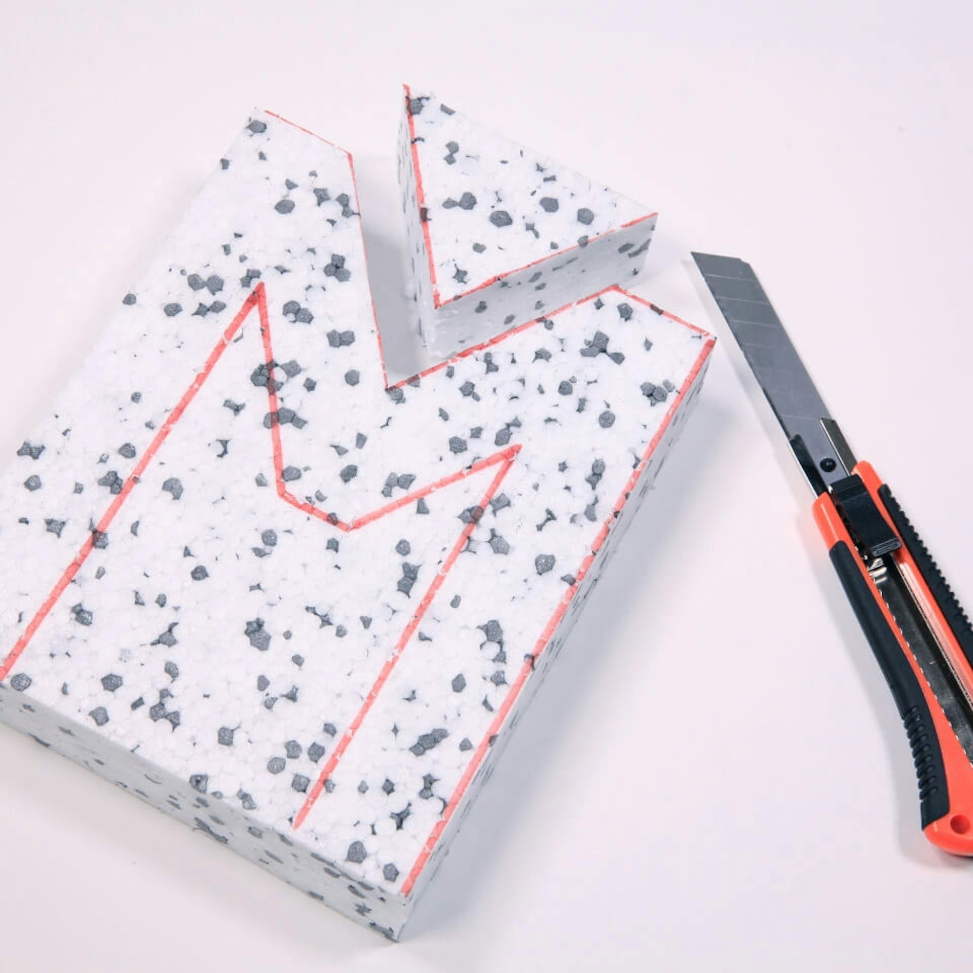 Mit dem Cutter wird die Figur aus dem Styropor ausgeschnitten.