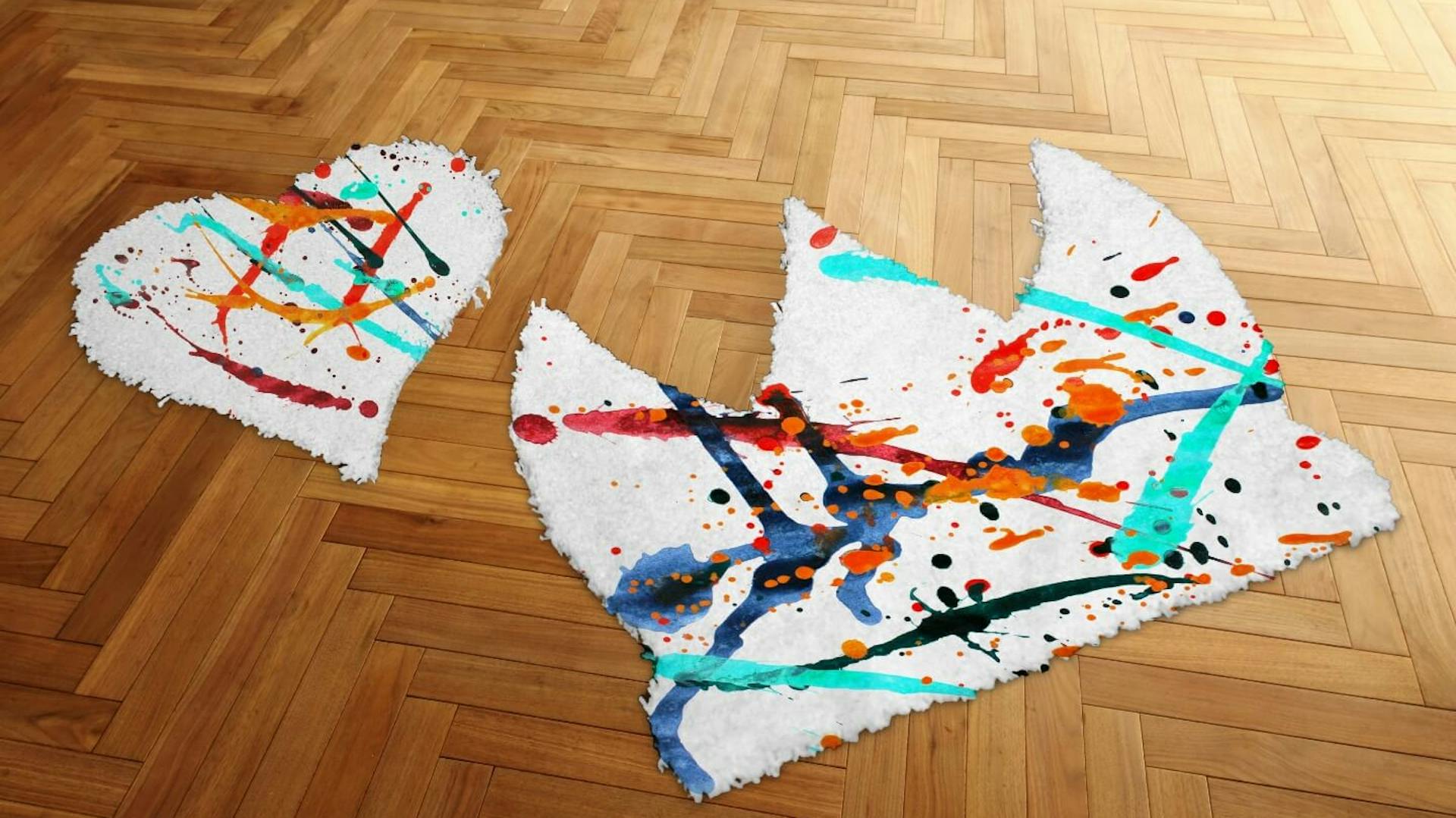 Tappeti colorati a forma di cuore e corona posizionati sul pavimento della stanza.