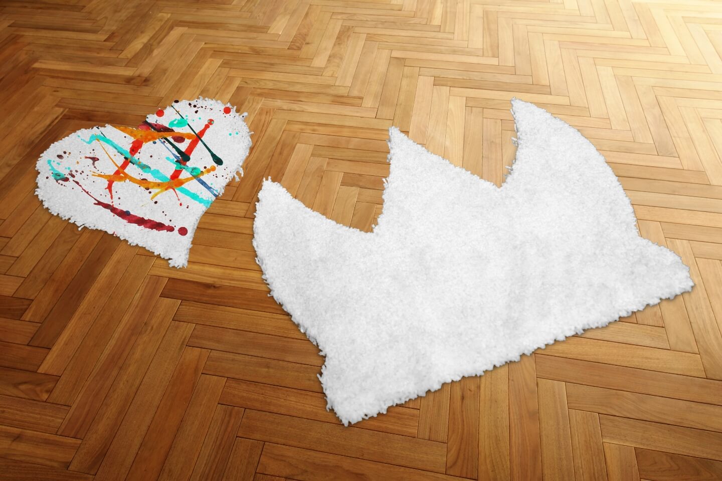 Tappeti colorati a forma di cuore e di corona sul pavimento di una stanza.