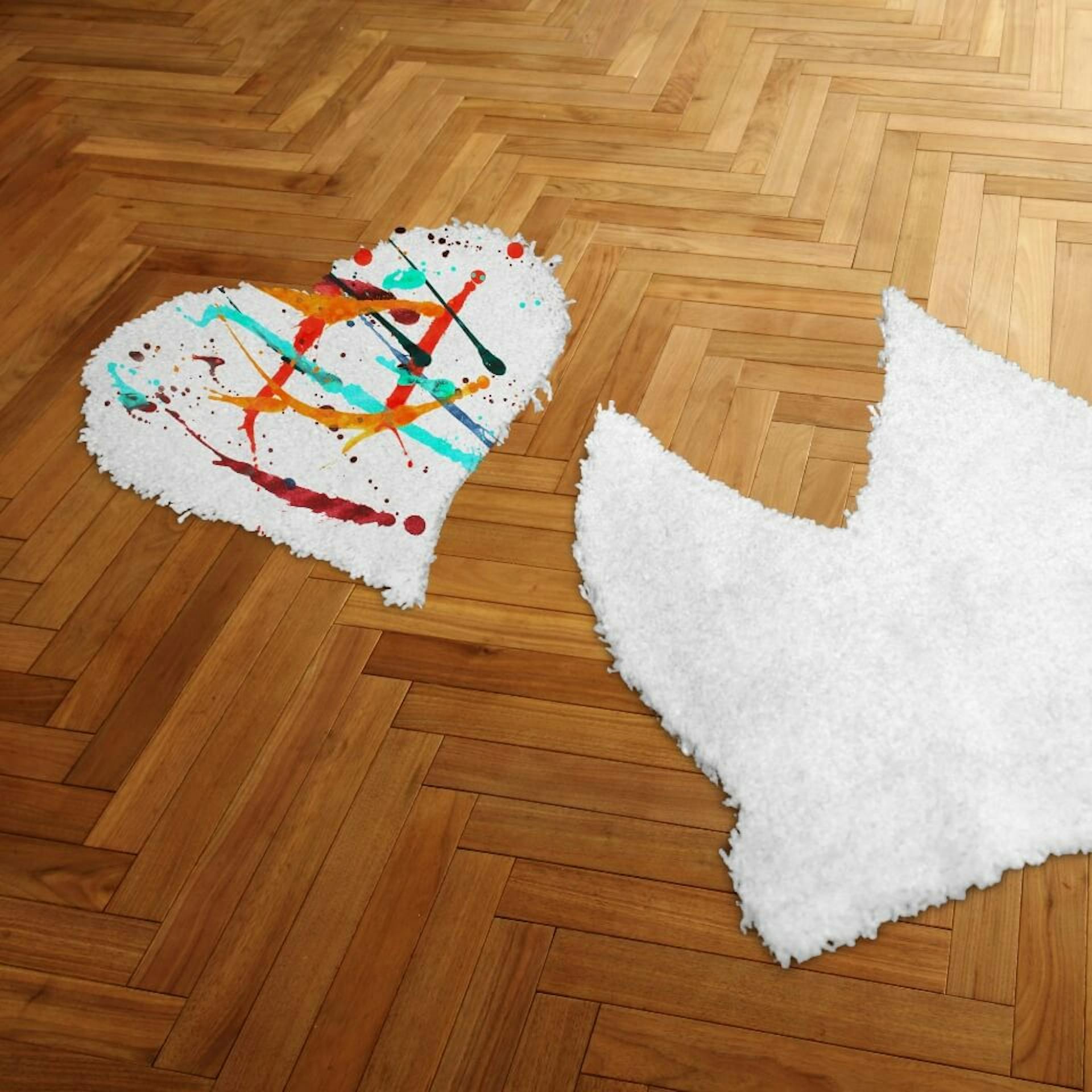 Tappeti colorati a forma di cuore e di corona sul pavimento di una stanza.
