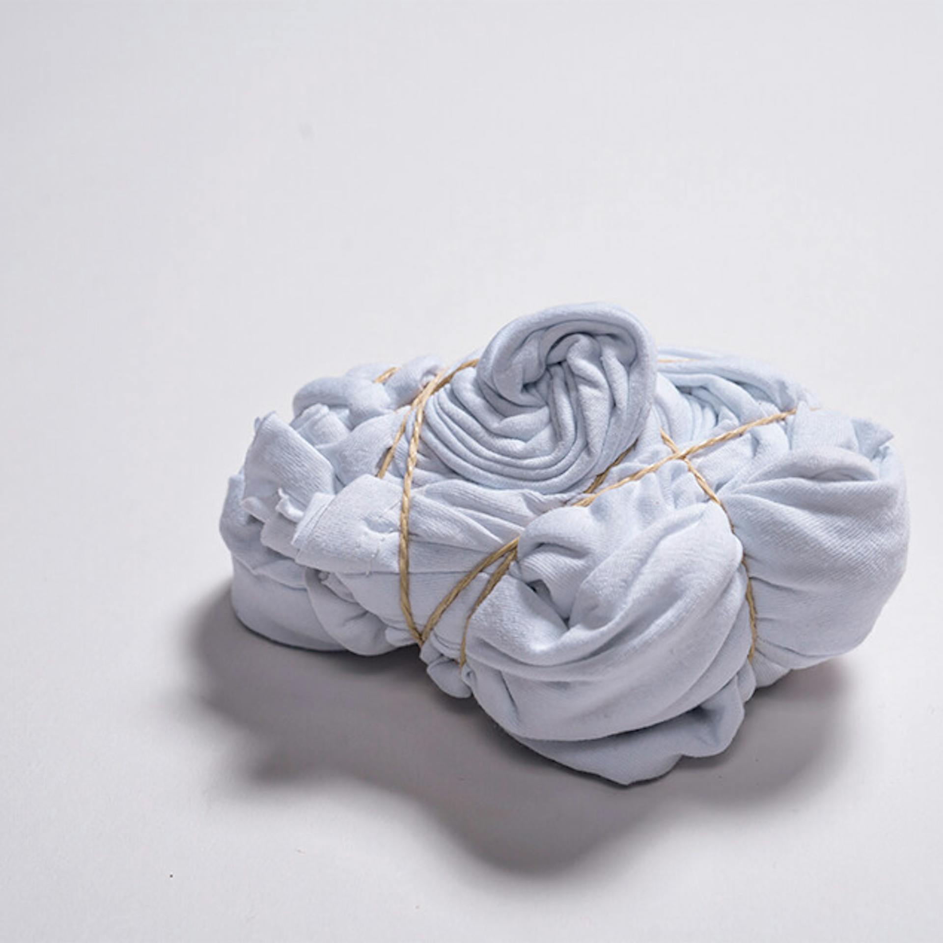 Ein zerknülltes und abgebundenes Shirt.