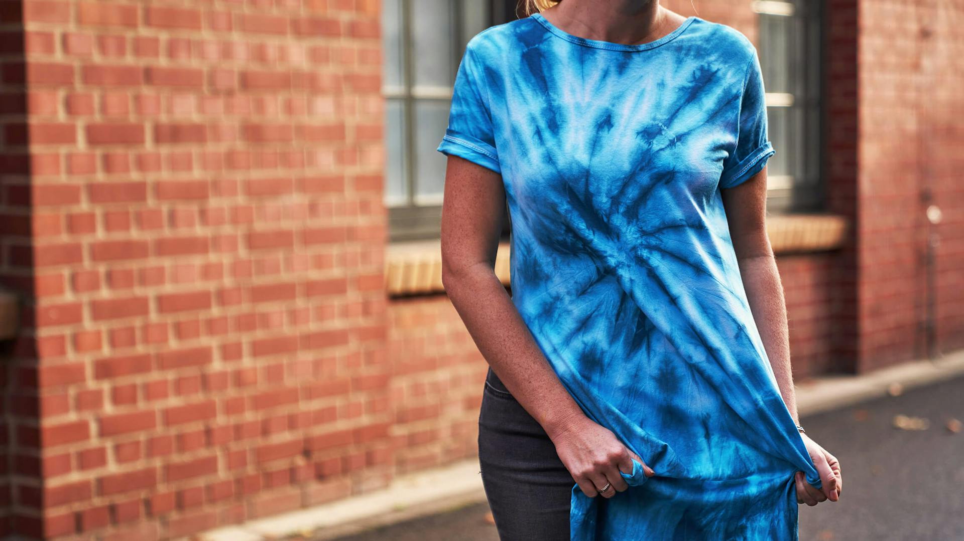 Ein mit der Tie-Dye-Technik gefärbtes Shirt.