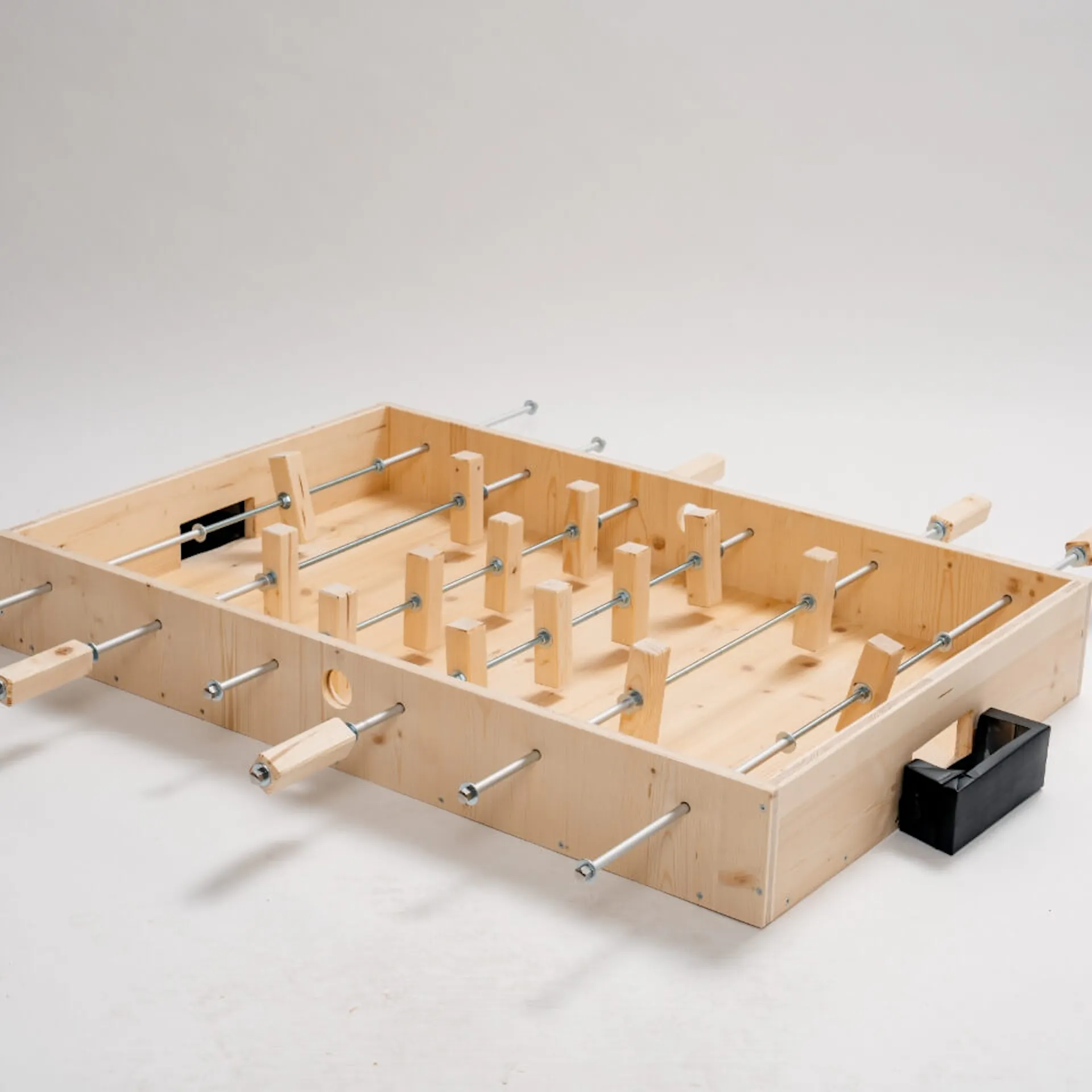 Vlastnoručně vyrobený fotbalový stůl je řipraven.