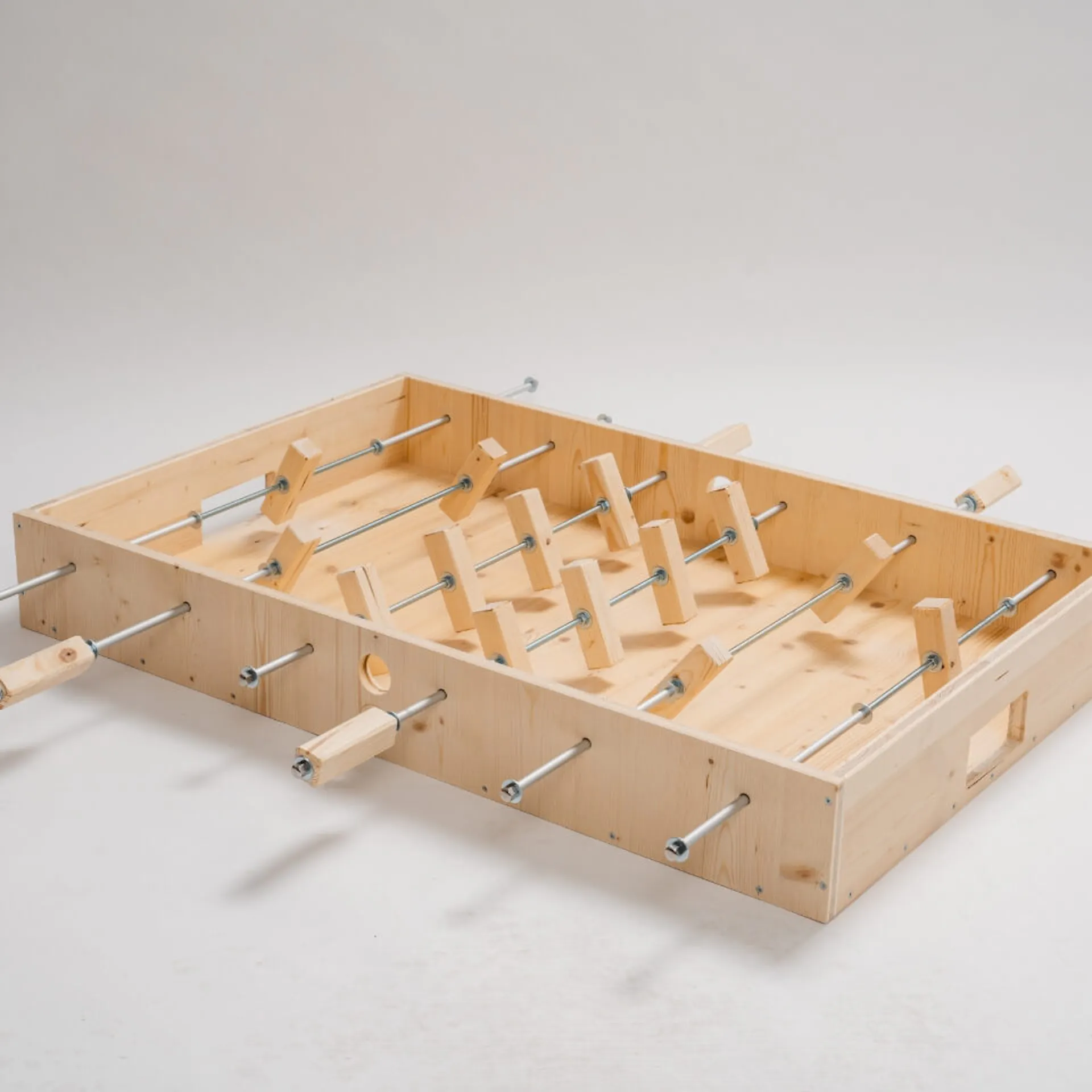 Fotbalový stůl se šesti stolními tyčemi a herními figurkami