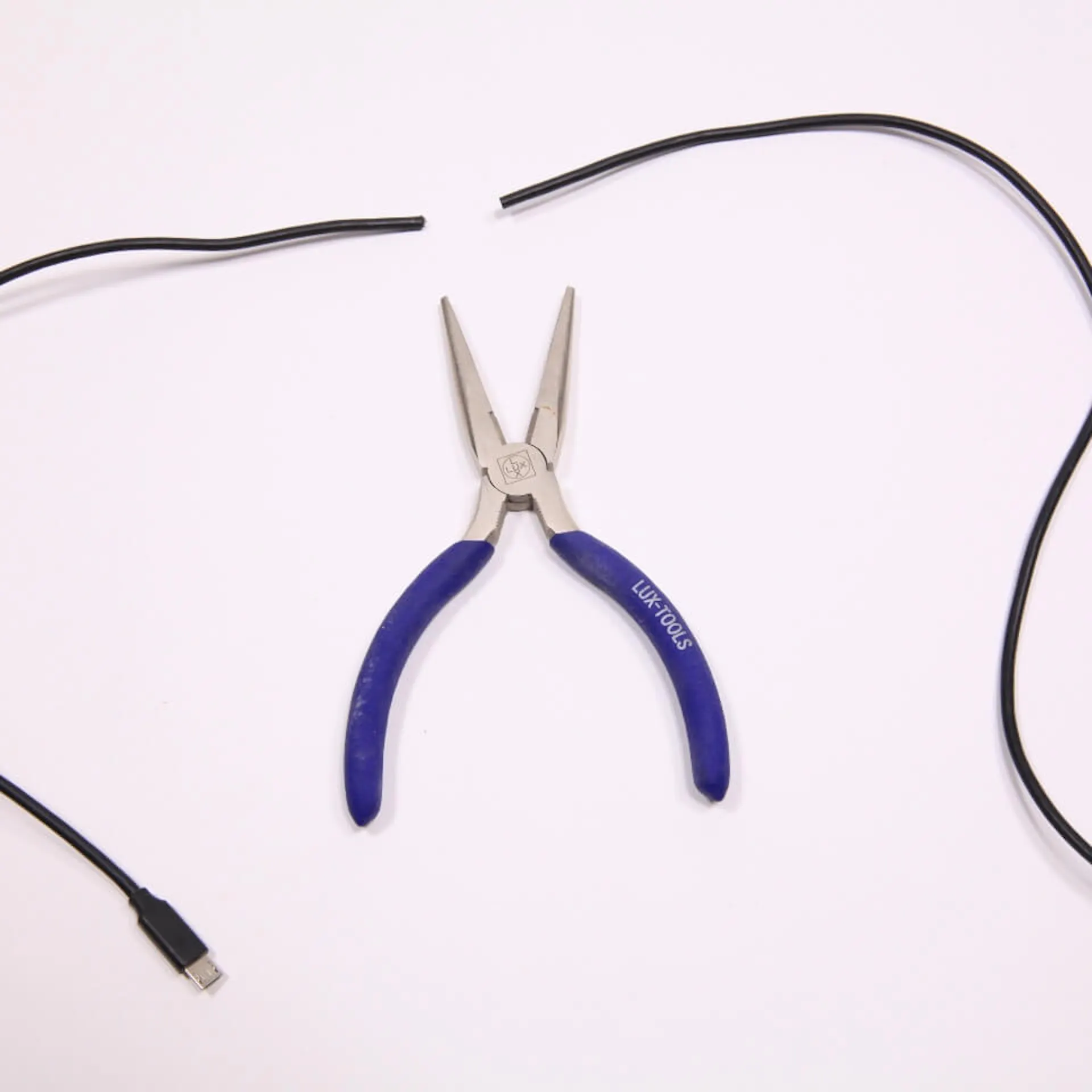 Durchgeschnittenes USB Kabel.