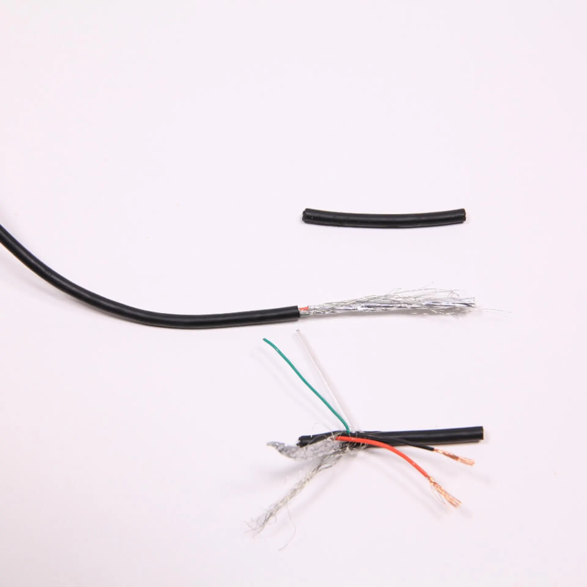 USB Kabel abisoliert.