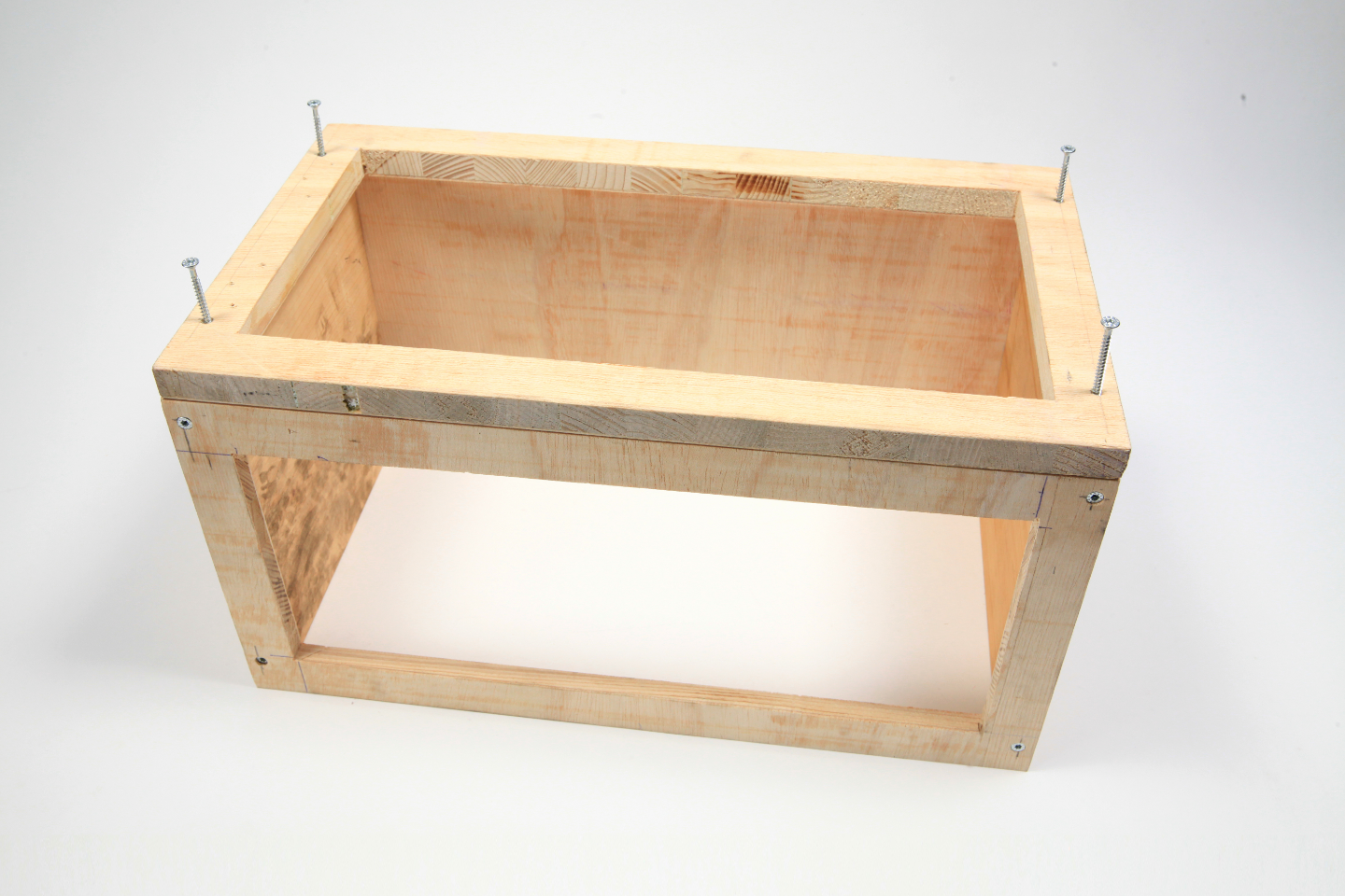 Box mit drei geschlossenen und drei offenen Seiten mit Schrauben darin