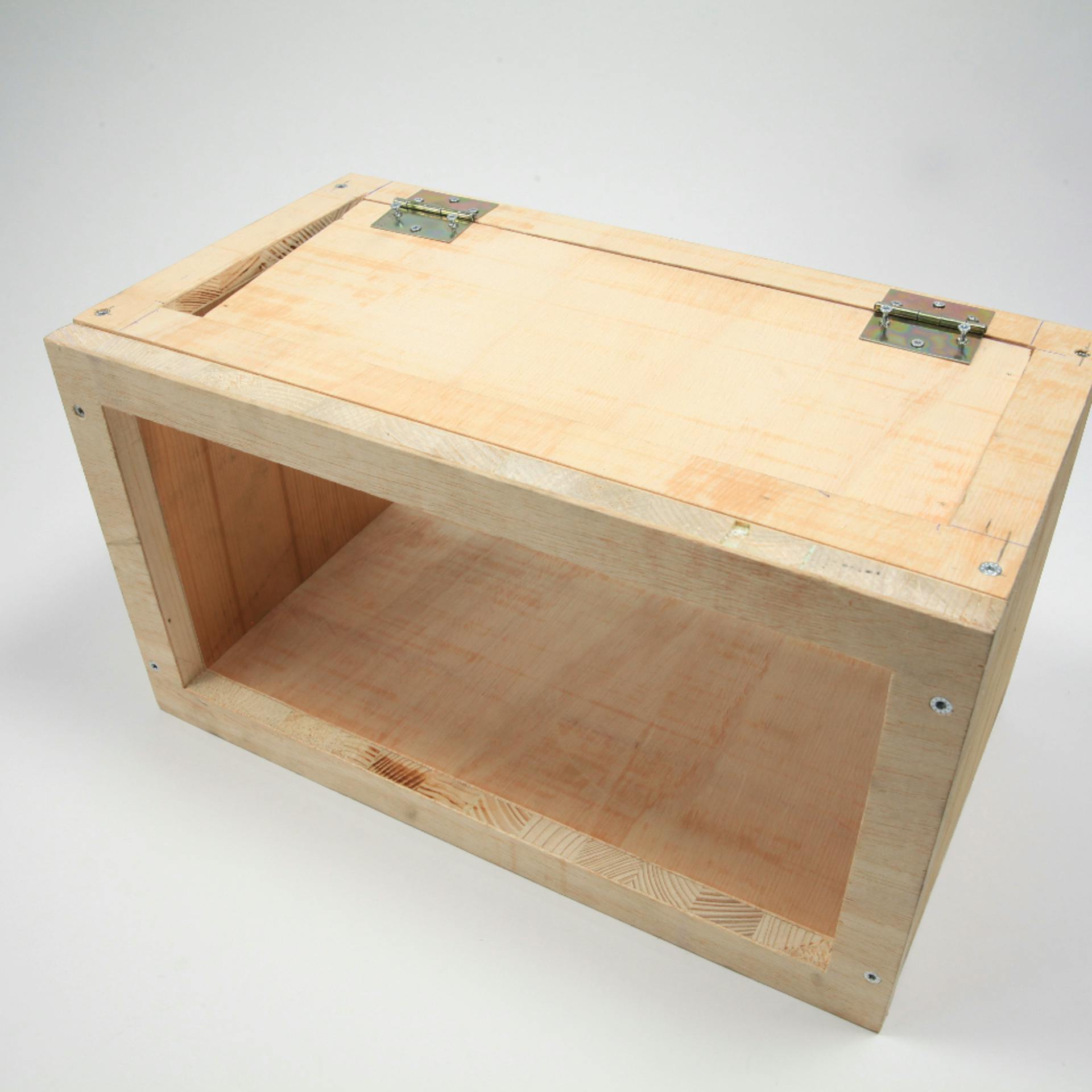 Box mit offener Seite nach vorne und Klappe mit Scharnieren an Oberseite