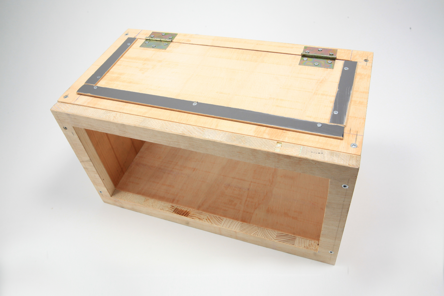 Holzbox mit offener Seite und Tür an Oberseite