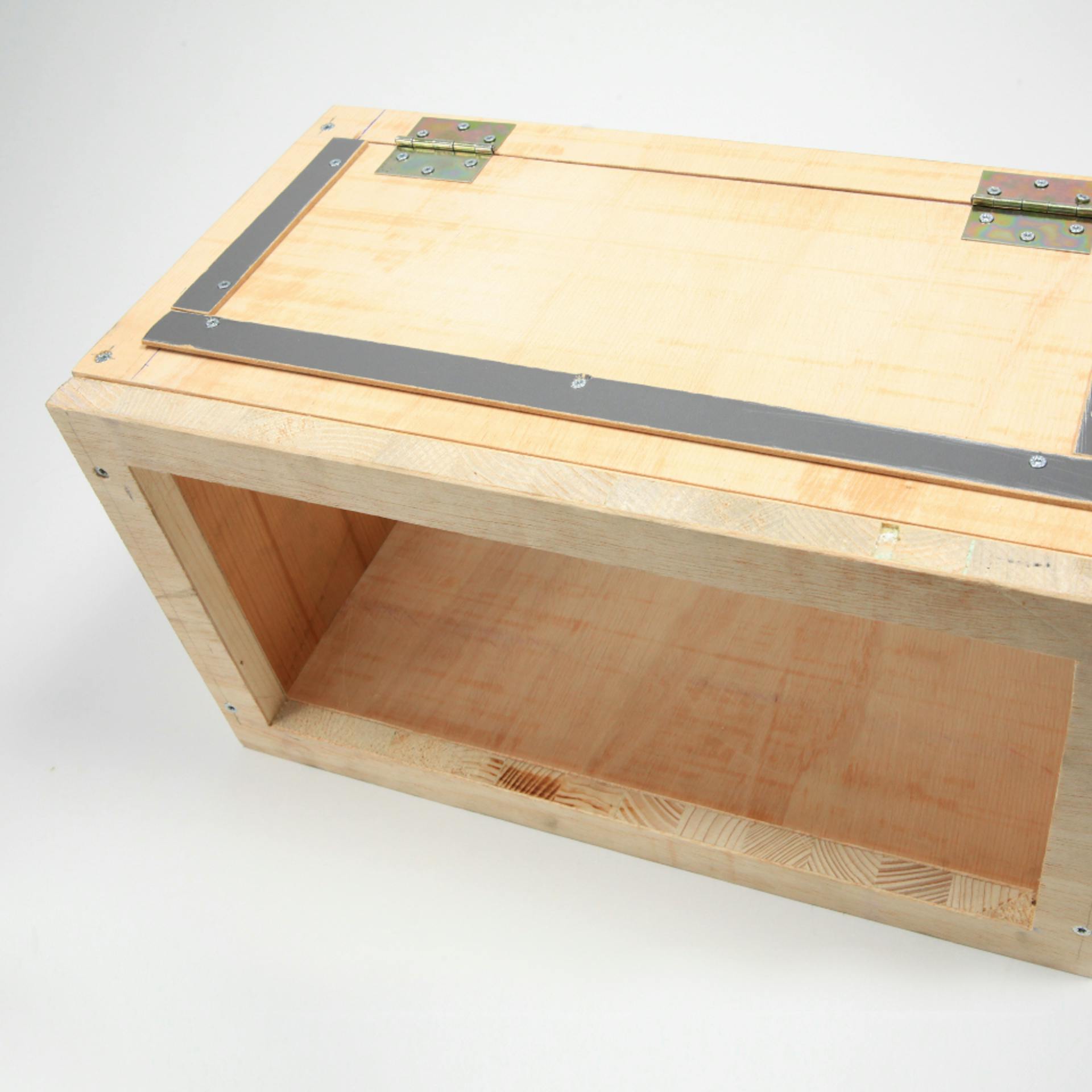 Holzbox mit offener Seite und Tür an Oberseite