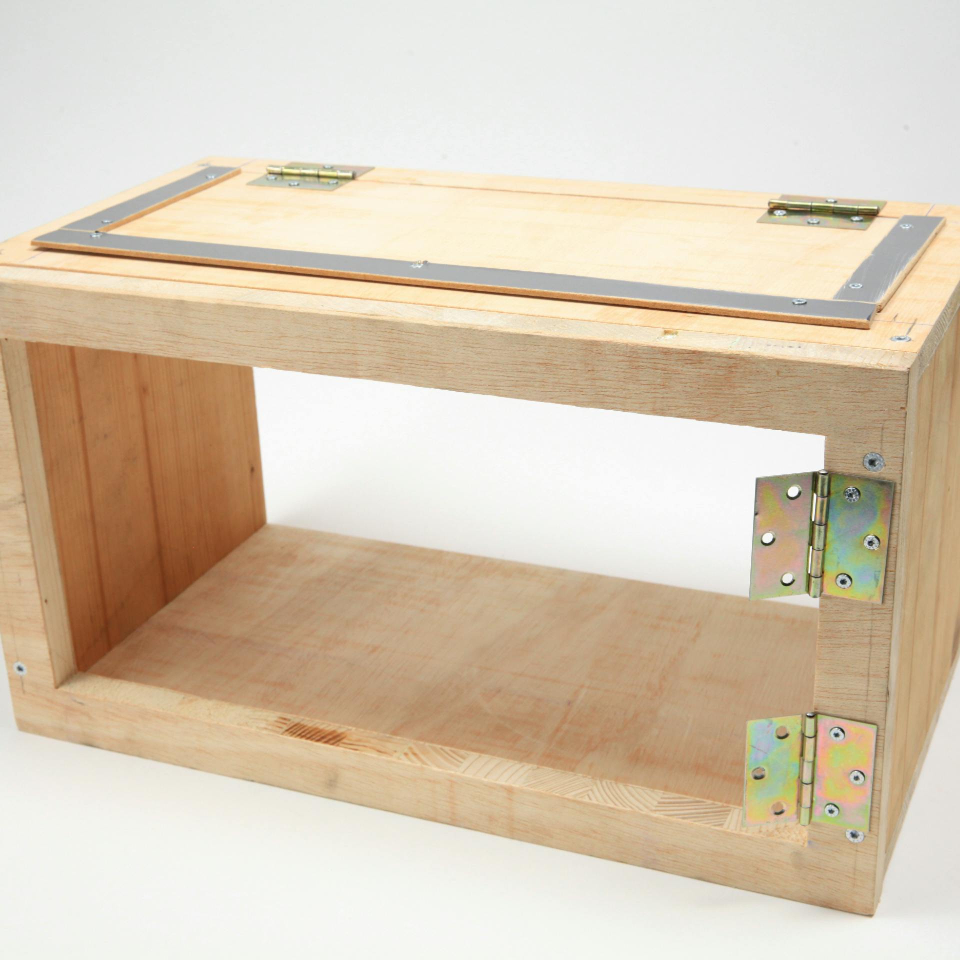 Scharniere an rechter Seite von Holzbox befestigt für Tür