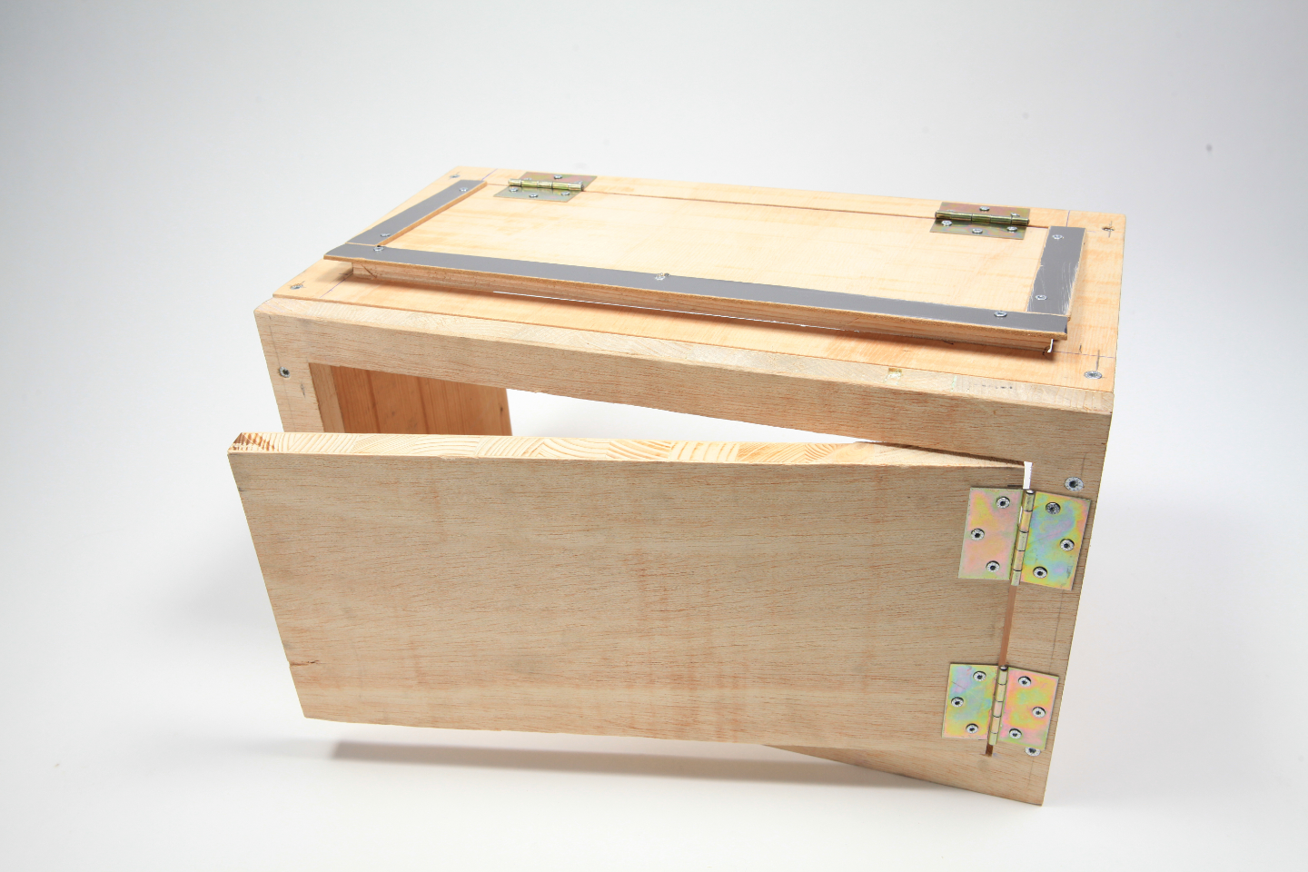 Box mit zwei Türen an Oberseite und Vorderseite