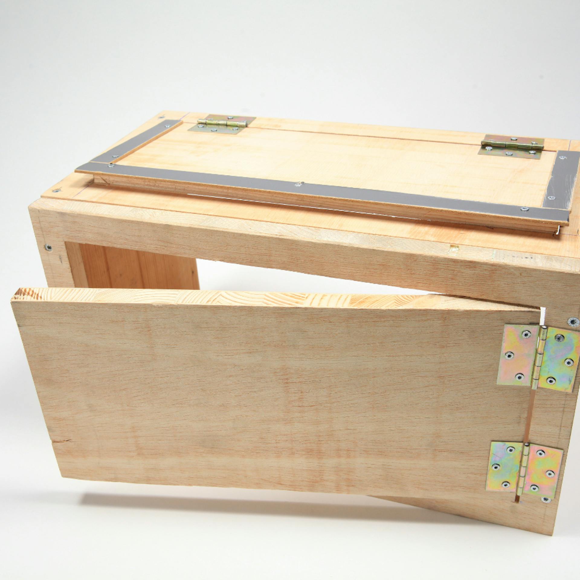 Box mit zwei Türen an Oberseite und Vorderseite