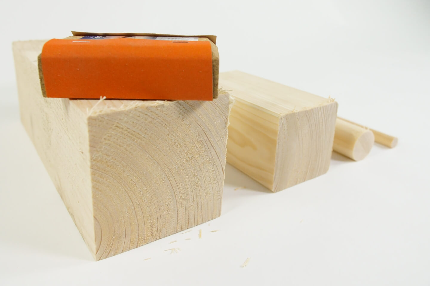 Brúsny blok s brúsnym papierom leží na drevenom bloku