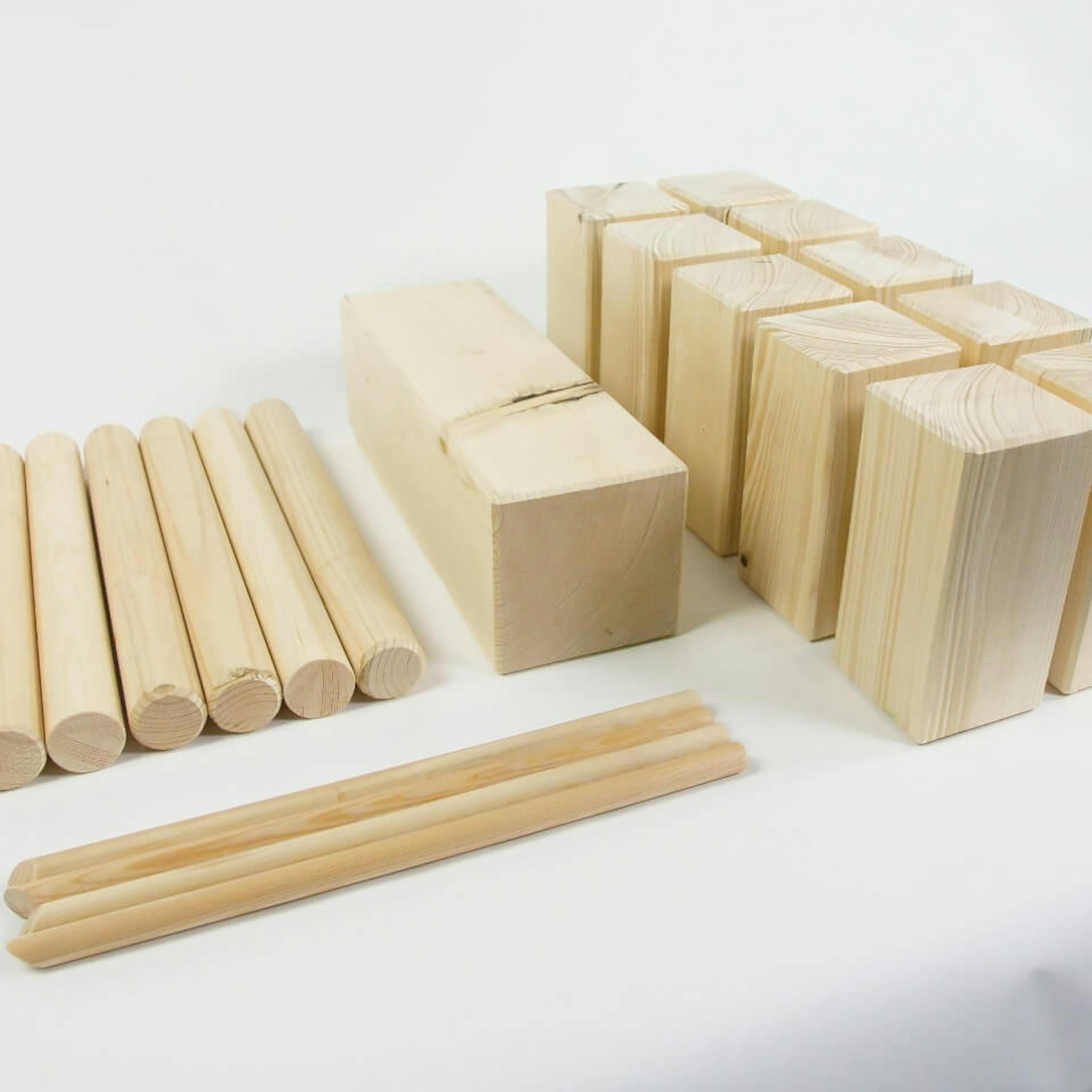 Rôzne veľkosti drevených blokov a častí guľatiny