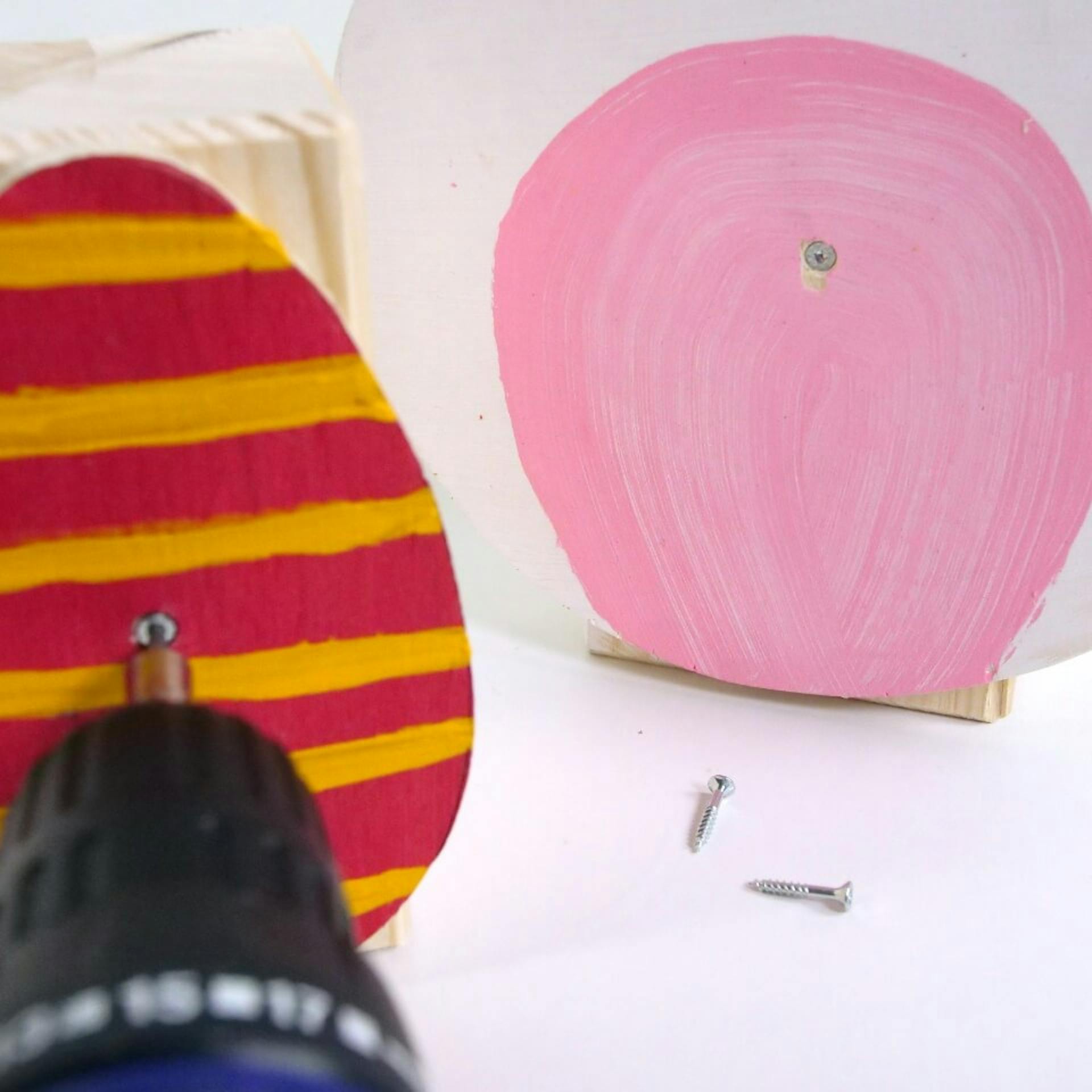 Drevené veľkonočné vajíčko je priskrutkované ku Kubbovi.