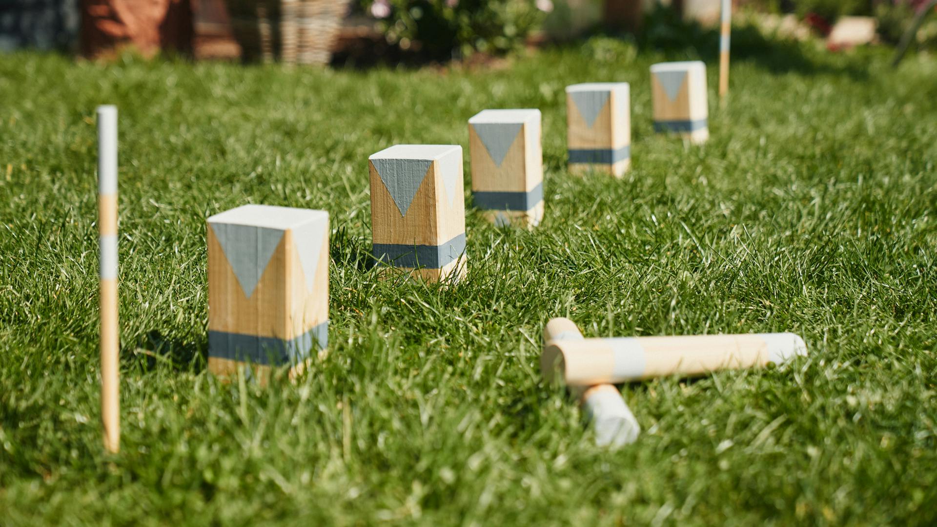 Ein Set selbstgebautes Wikingerschach im Garten