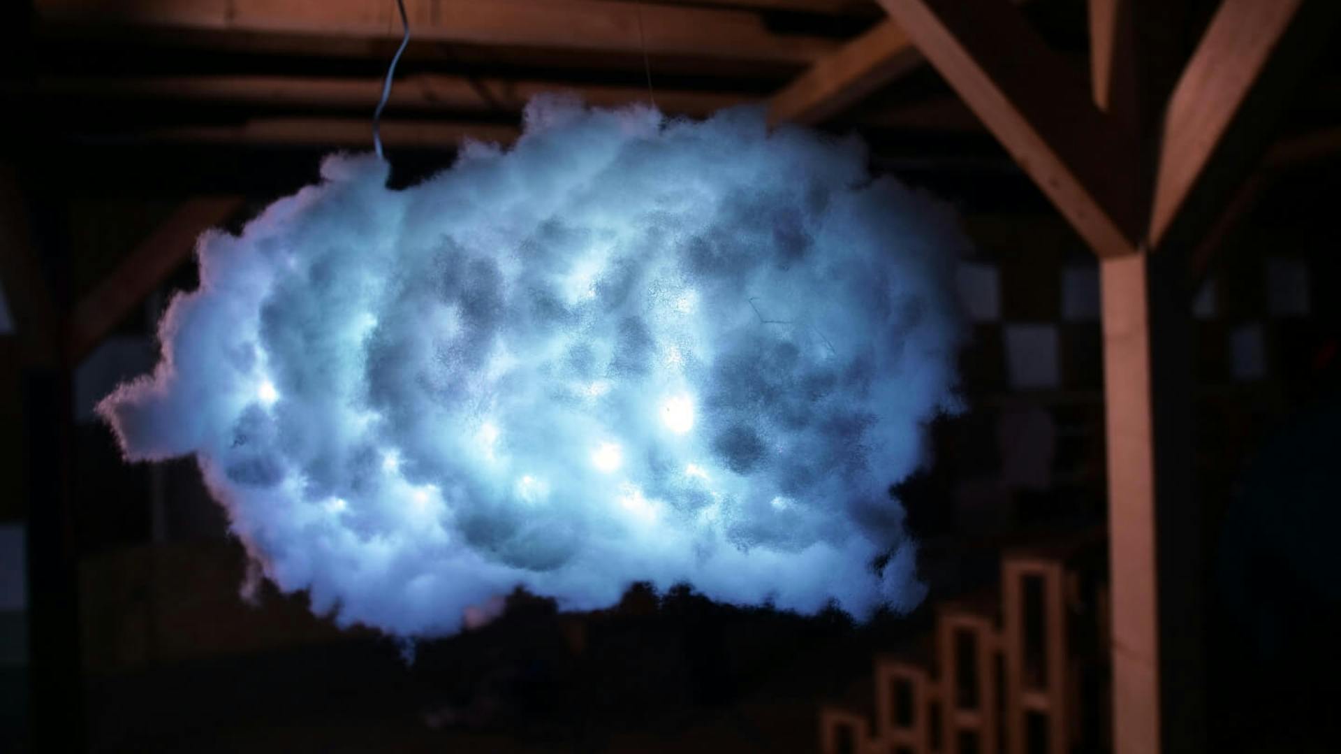 Blau leuchtende Lampe in Wolkenform aus Watte