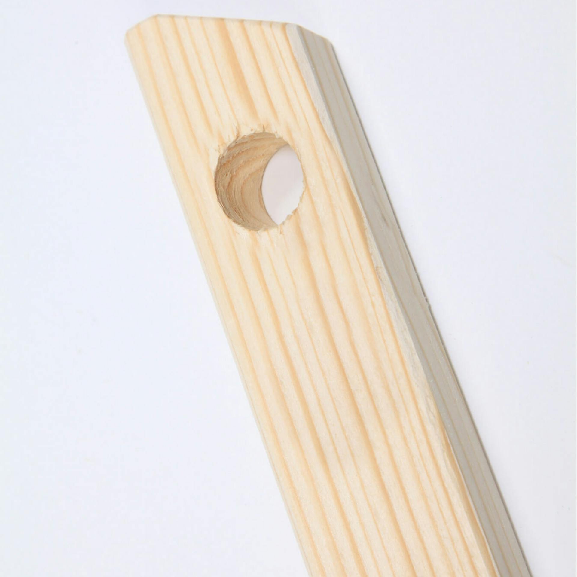 Vor einem weißen Hintergrund das Ende eines Kantholzes zu sehen. In der Mitte des Kantholzes ist ein rundes Loch zu erkennen.