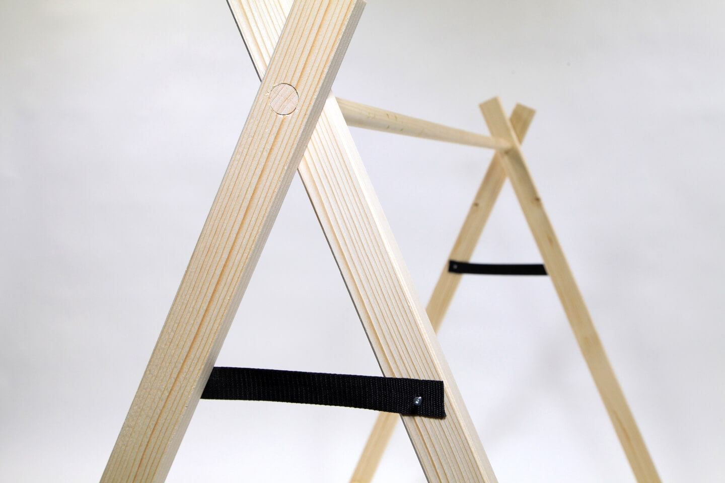 Parte superiore della tenda. Gli elementi di legno anteriori e quelli posteriori sono uniti da una fascia in tessuto nero.