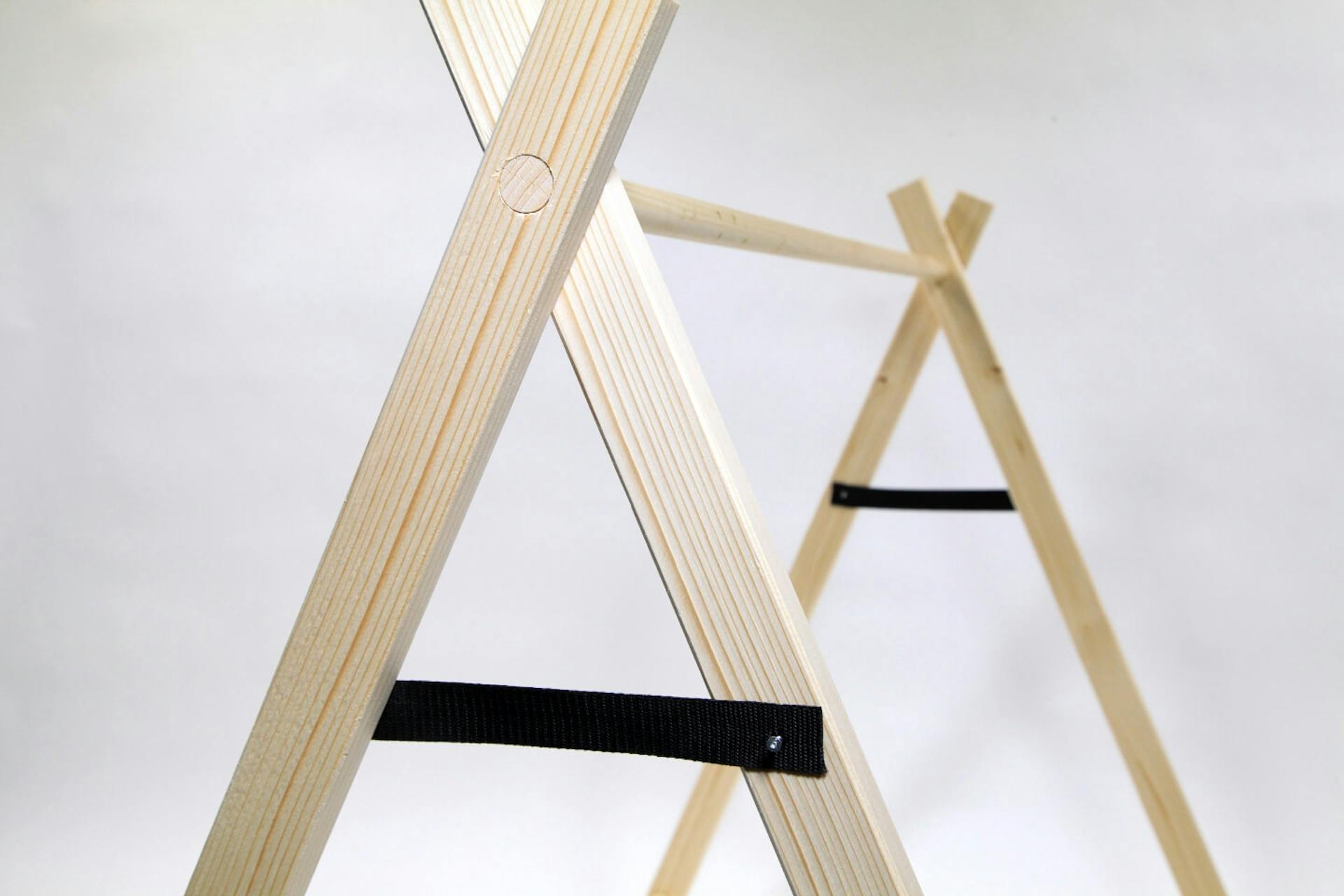 Parte superiore della tenda. Gli elementi di legno anteriori e quelli posteriori sono uniti da una fascia in tessuto nero.