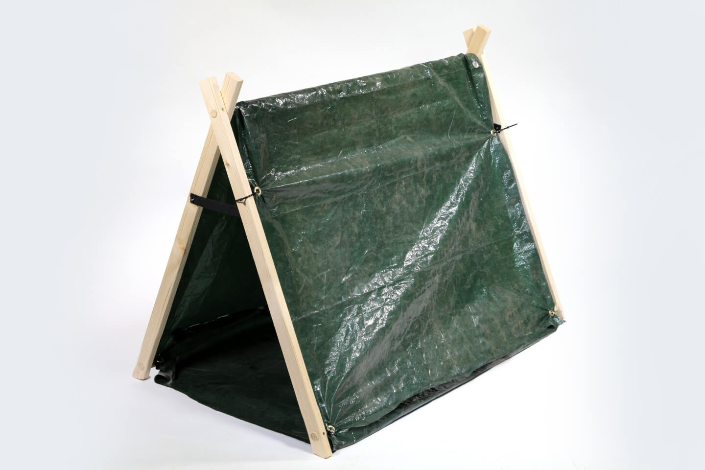 Una piccola tenda su sfondo bianco. Il telaio è costituito da elementi di legno, il tetto è un telo scuro.