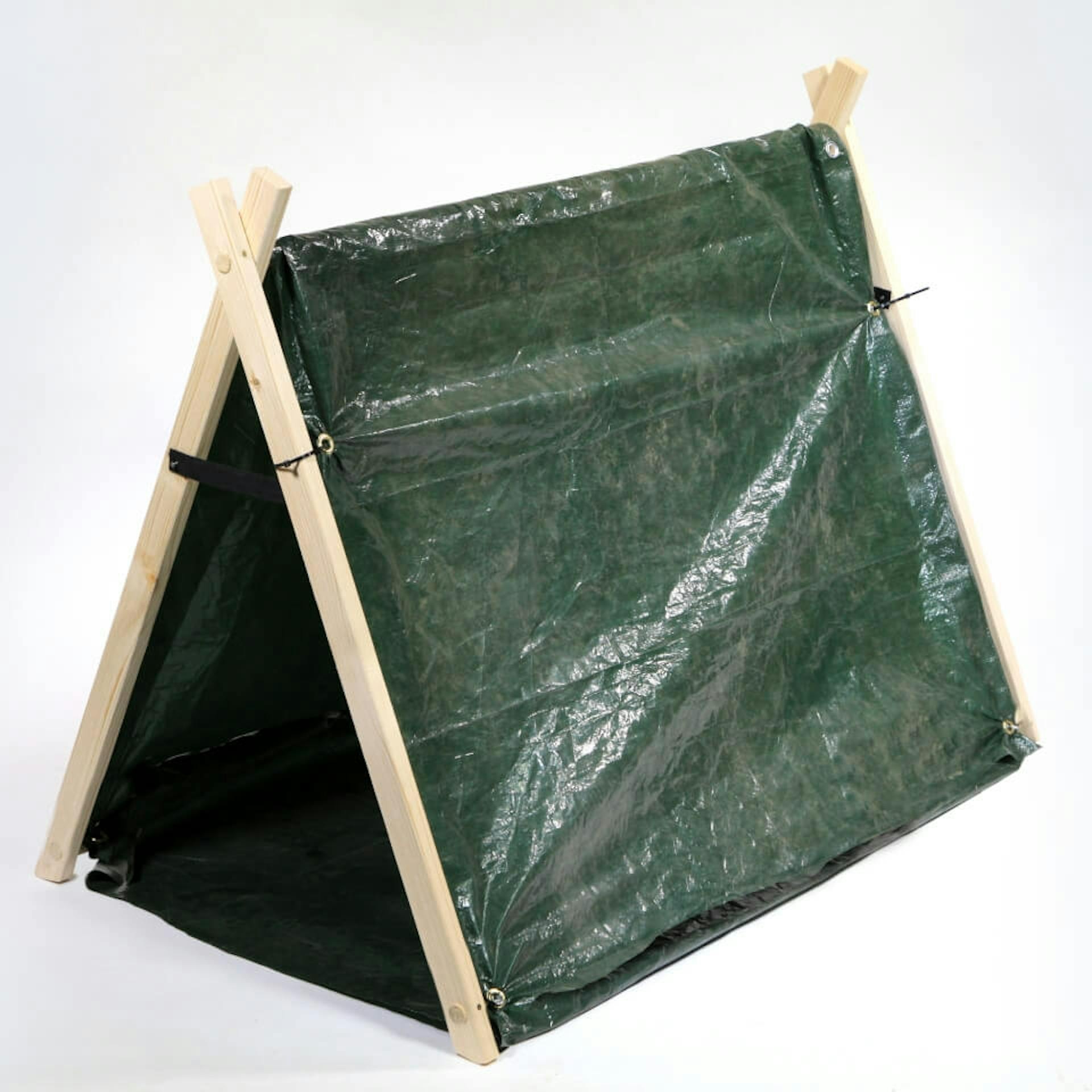 Vor einem weißen Hintergrund steht ein kleines Zelt. Das Gerüst besteht aus Holzelementen, das Dach aus einer dunklen Plane.