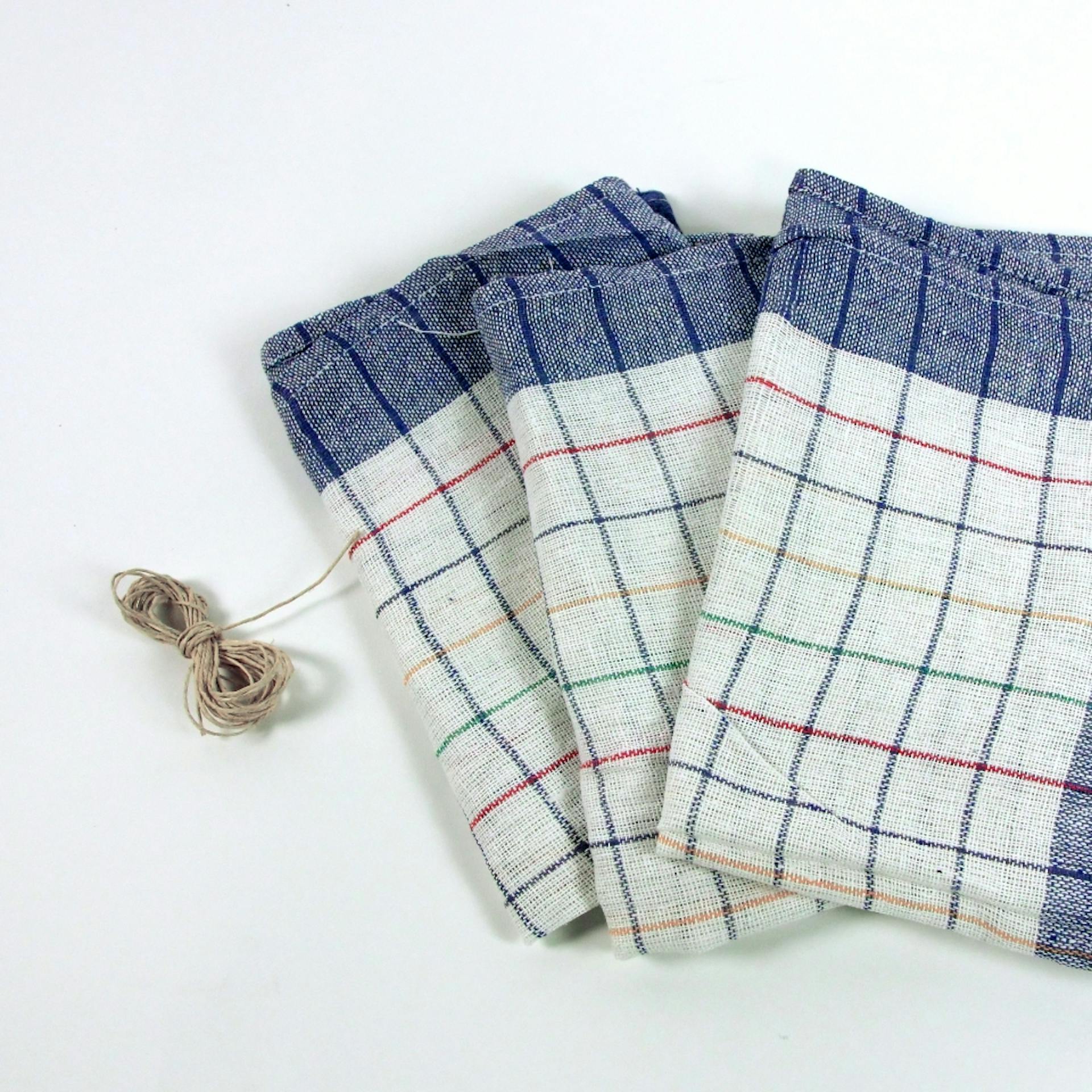 Drei Küchenhandtücher und eine Schnur.