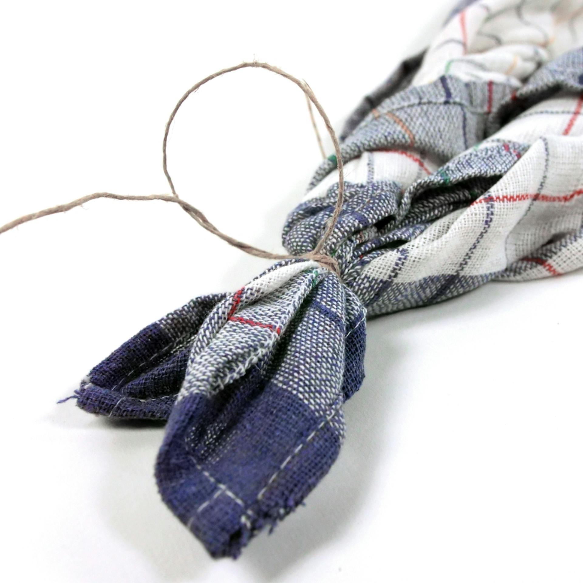 Durch eine Schnur verbundene Handtücher.