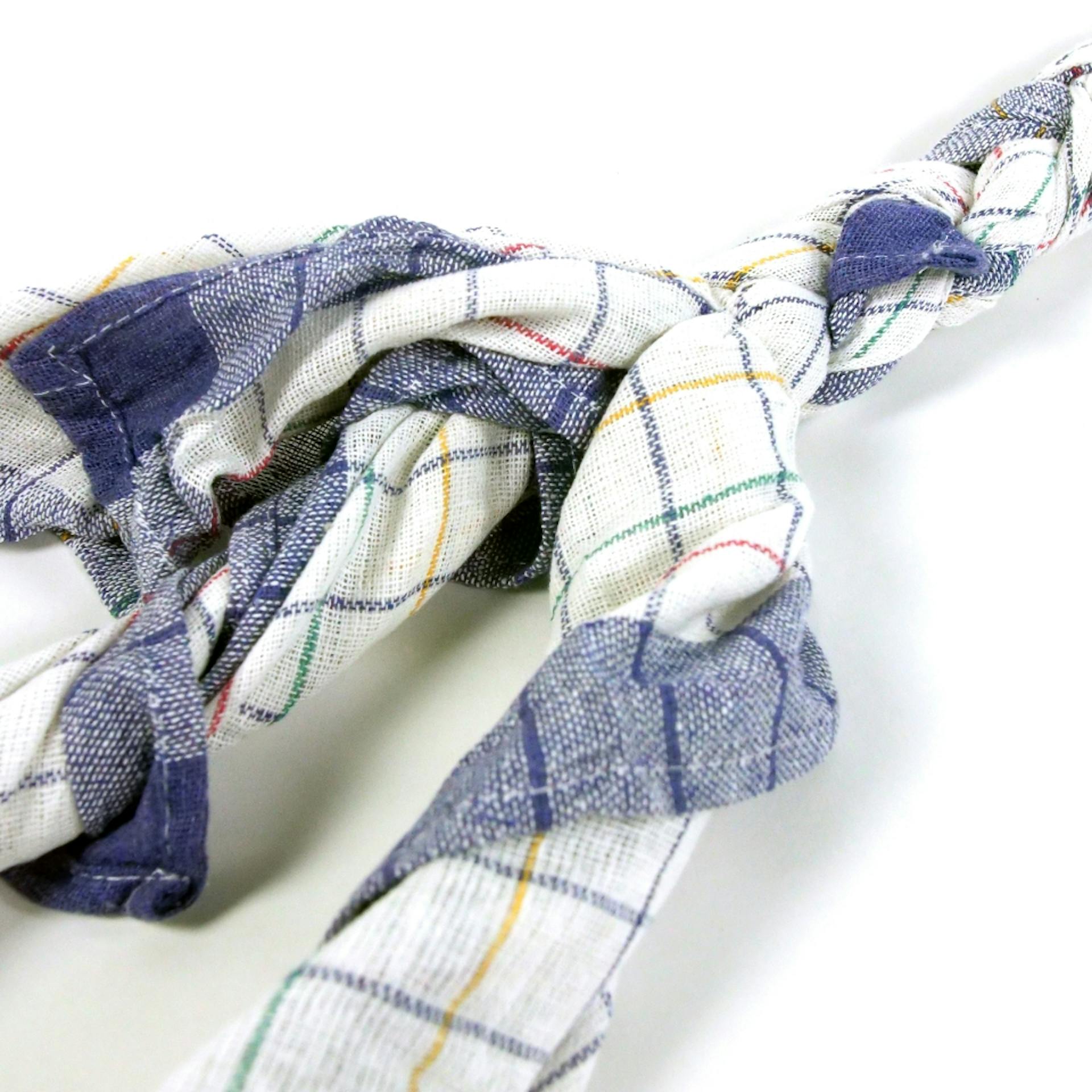 Ineinandergeflochtene Handtücher.