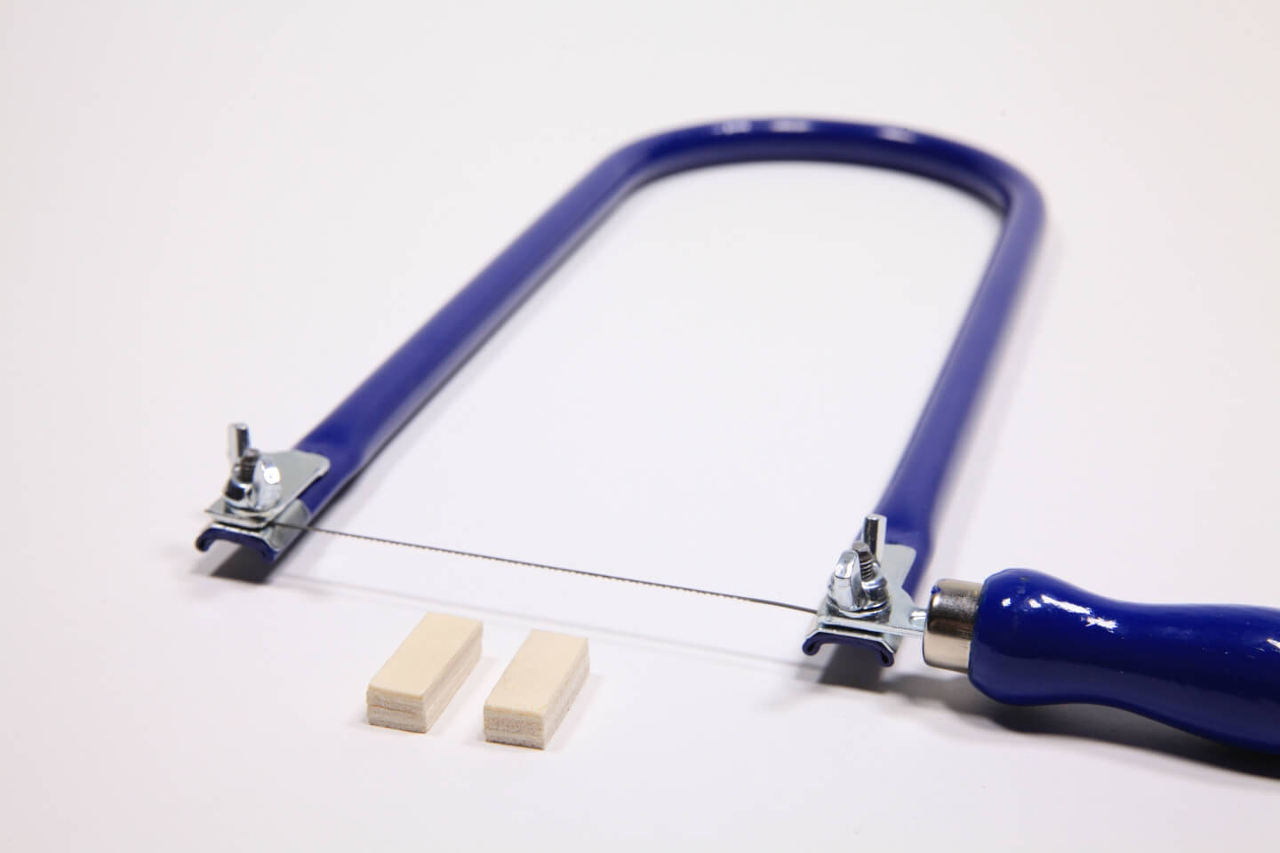 Két kis téglalap kivágva egy rétegelt lemezből.