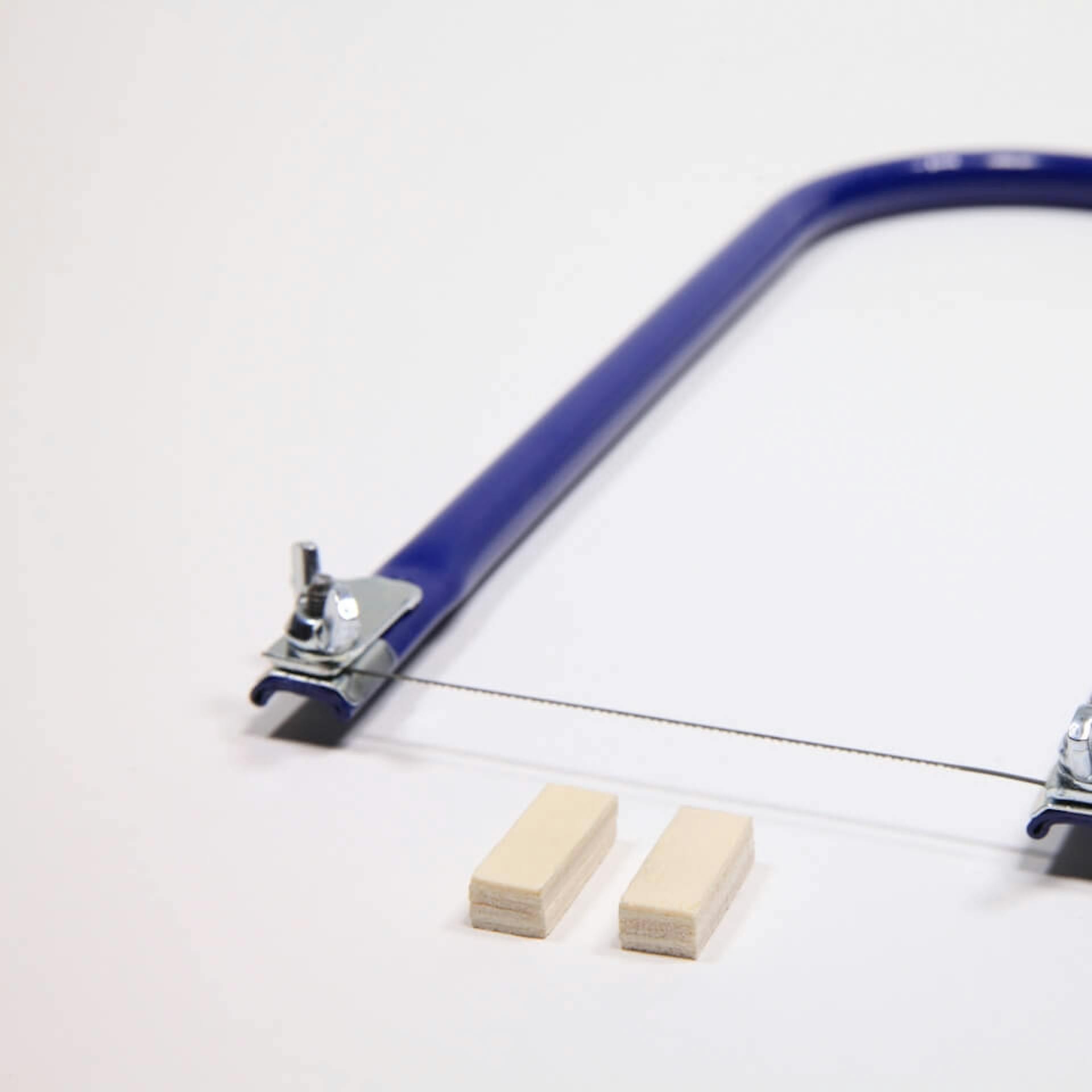 Két kis téglalap kivágva egy rétegelt lemezből.