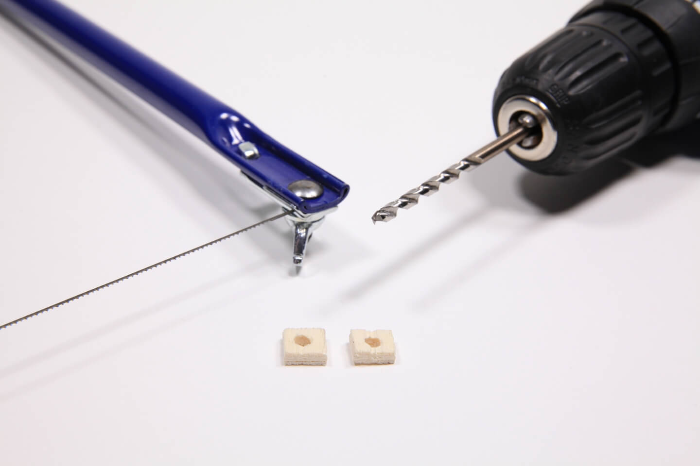 Rétegelt lemezből kivágott négyzetek.