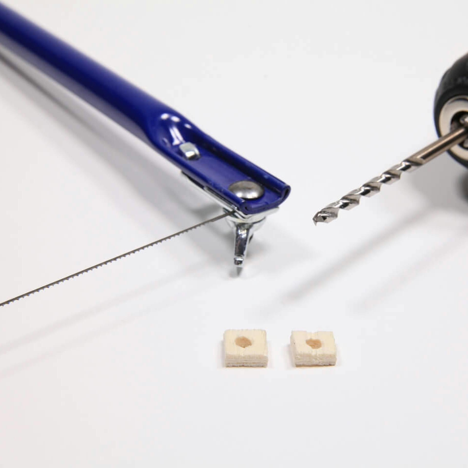 Rétegelt lemezből kivágott négyzetek.