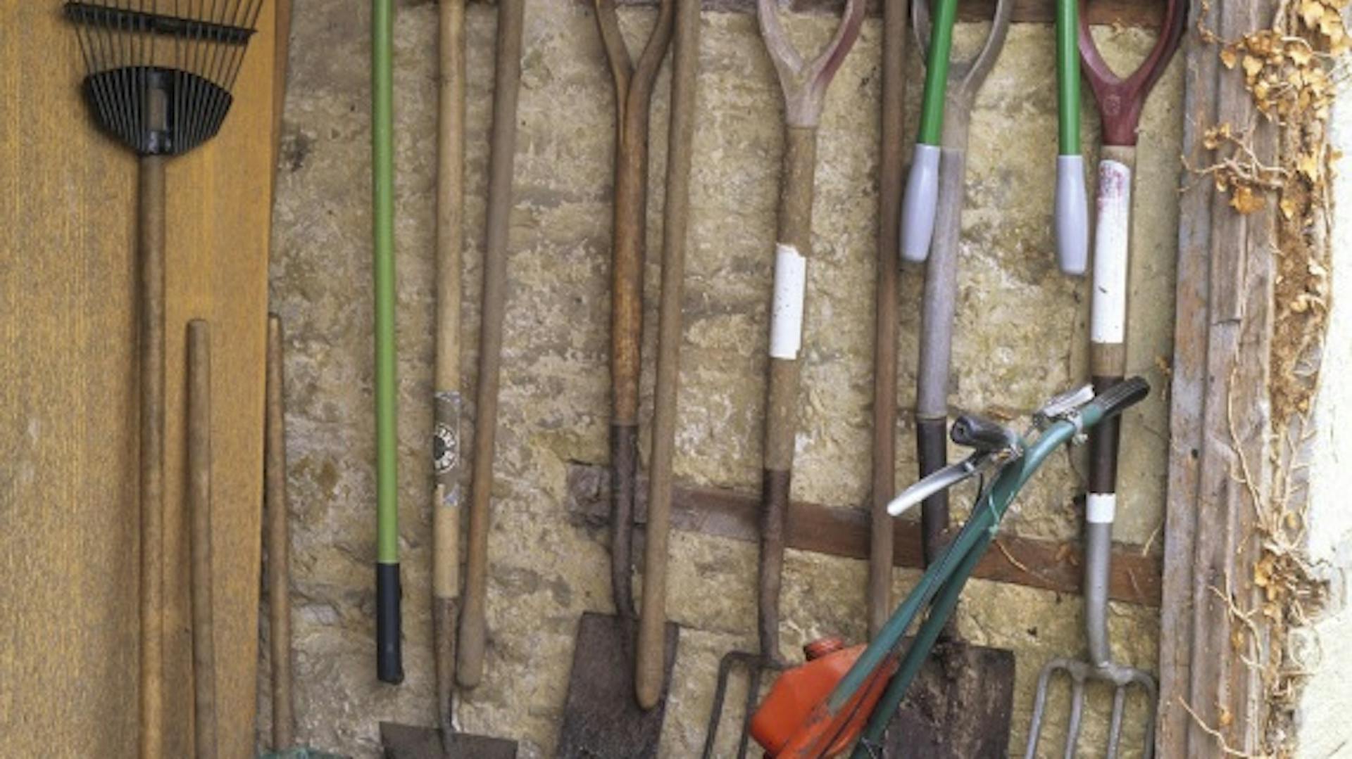 Gelagerte Gartenwerkzeuge und Gartengeräte