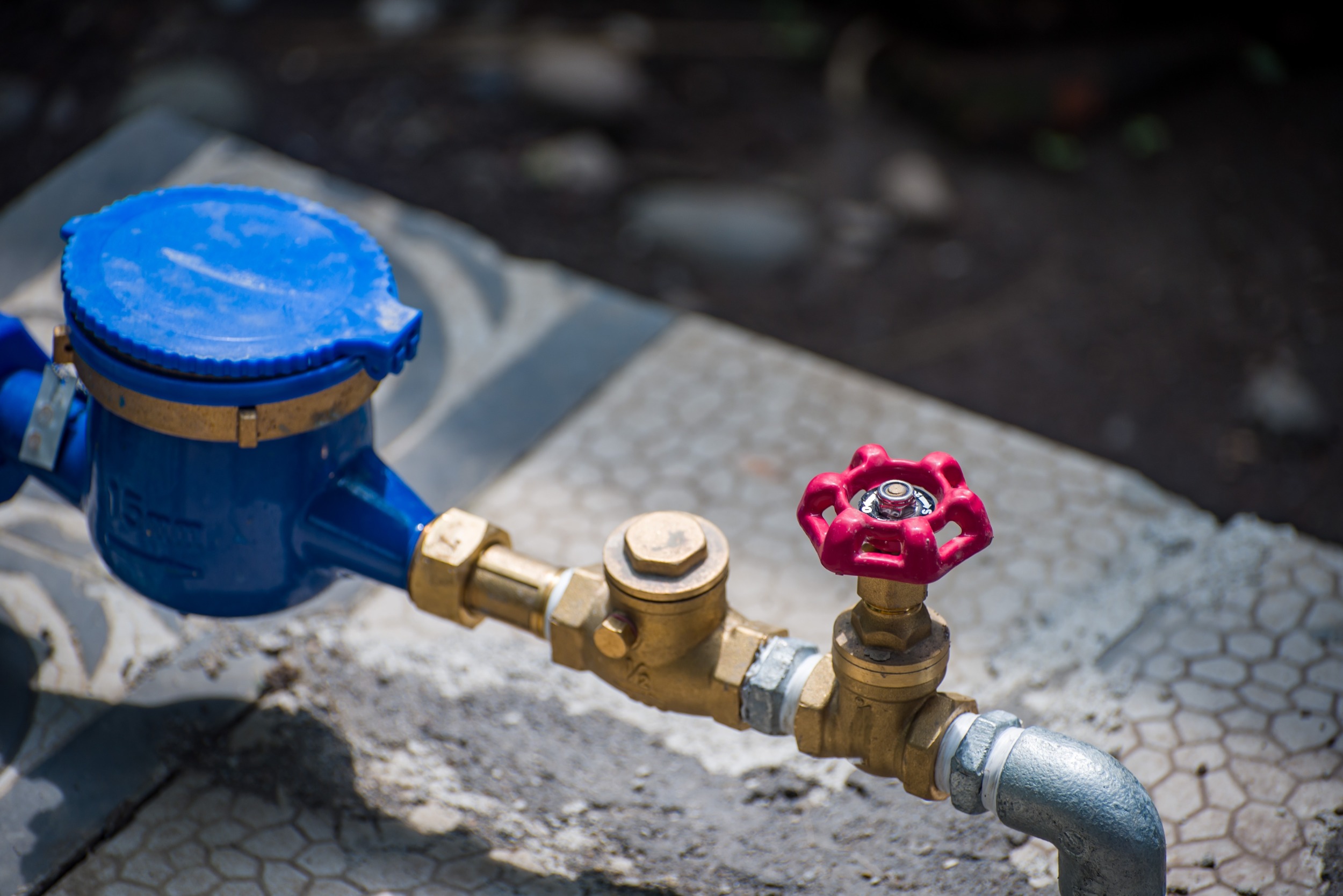 Contatore dell'acqua da giardino blu su una terrazza.