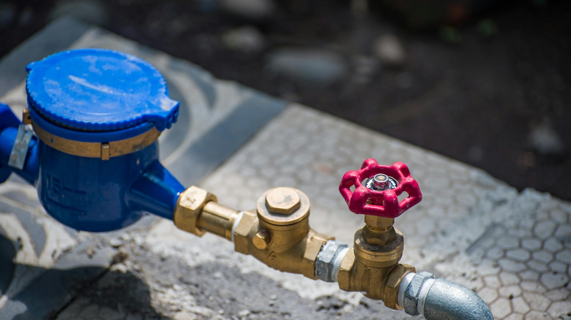 Contatore dell'acqua da giardino blu su una terrazza.