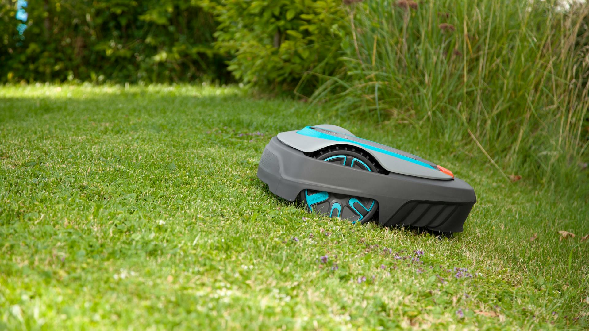 Mähroboter an leichter Böschung