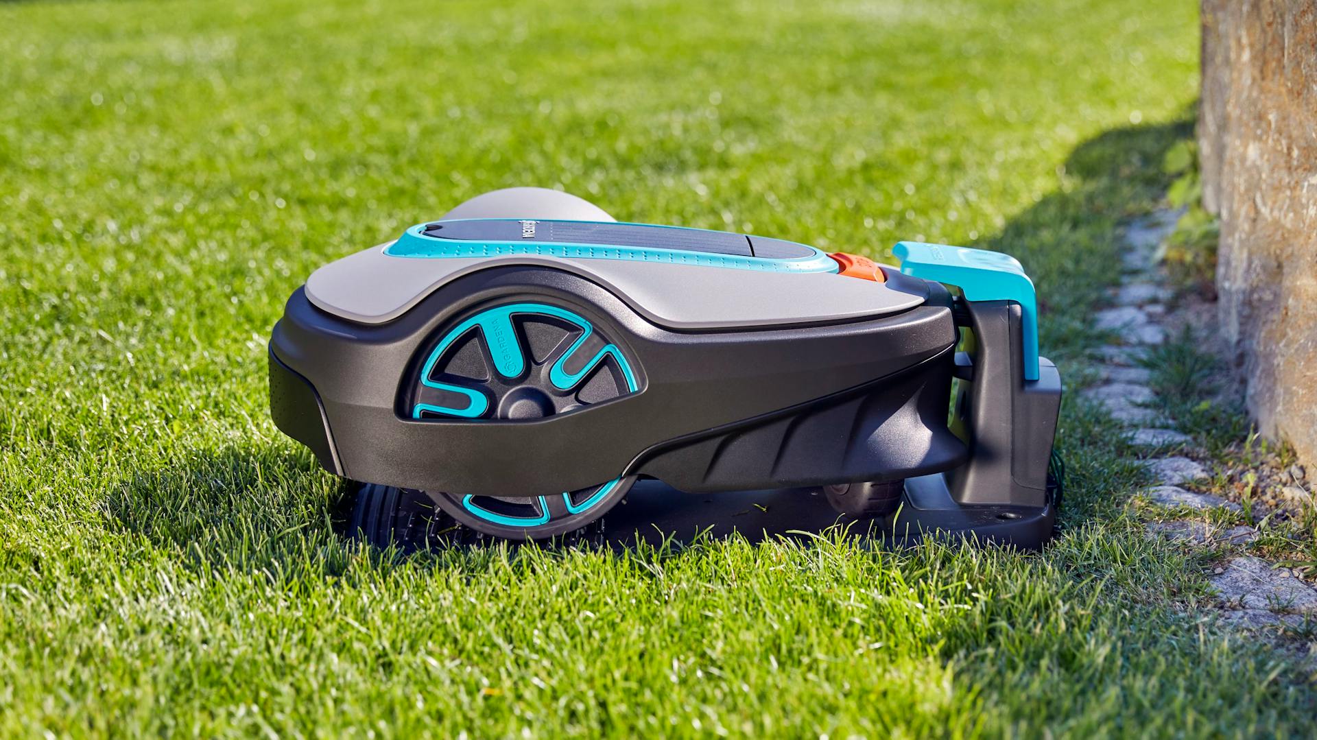 Mähroboter an Ladestation