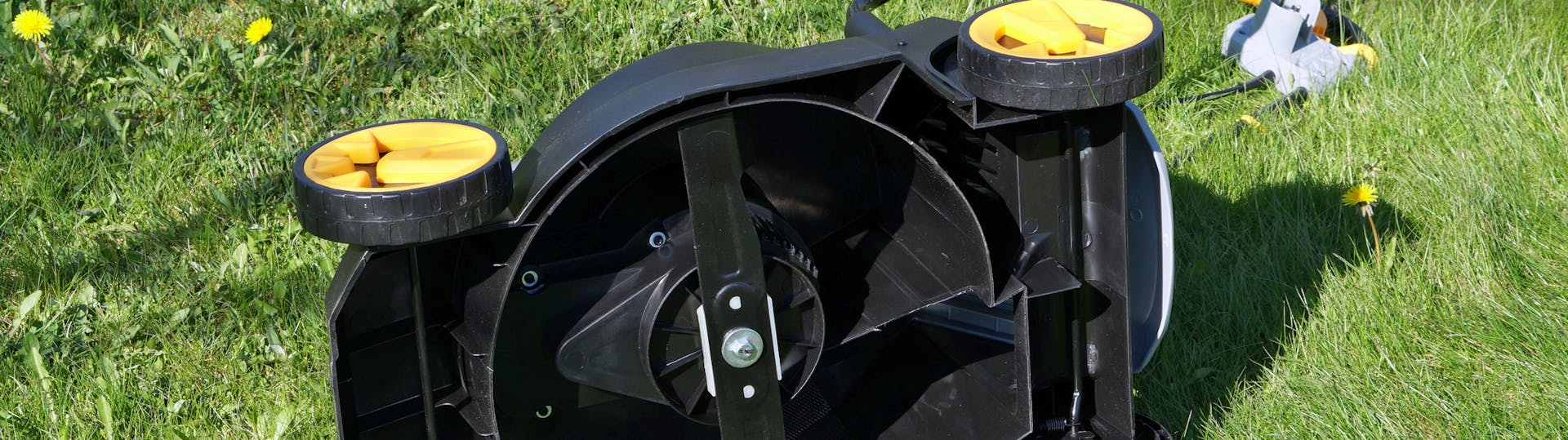 Auf die Seite gelegter Rasenmäher