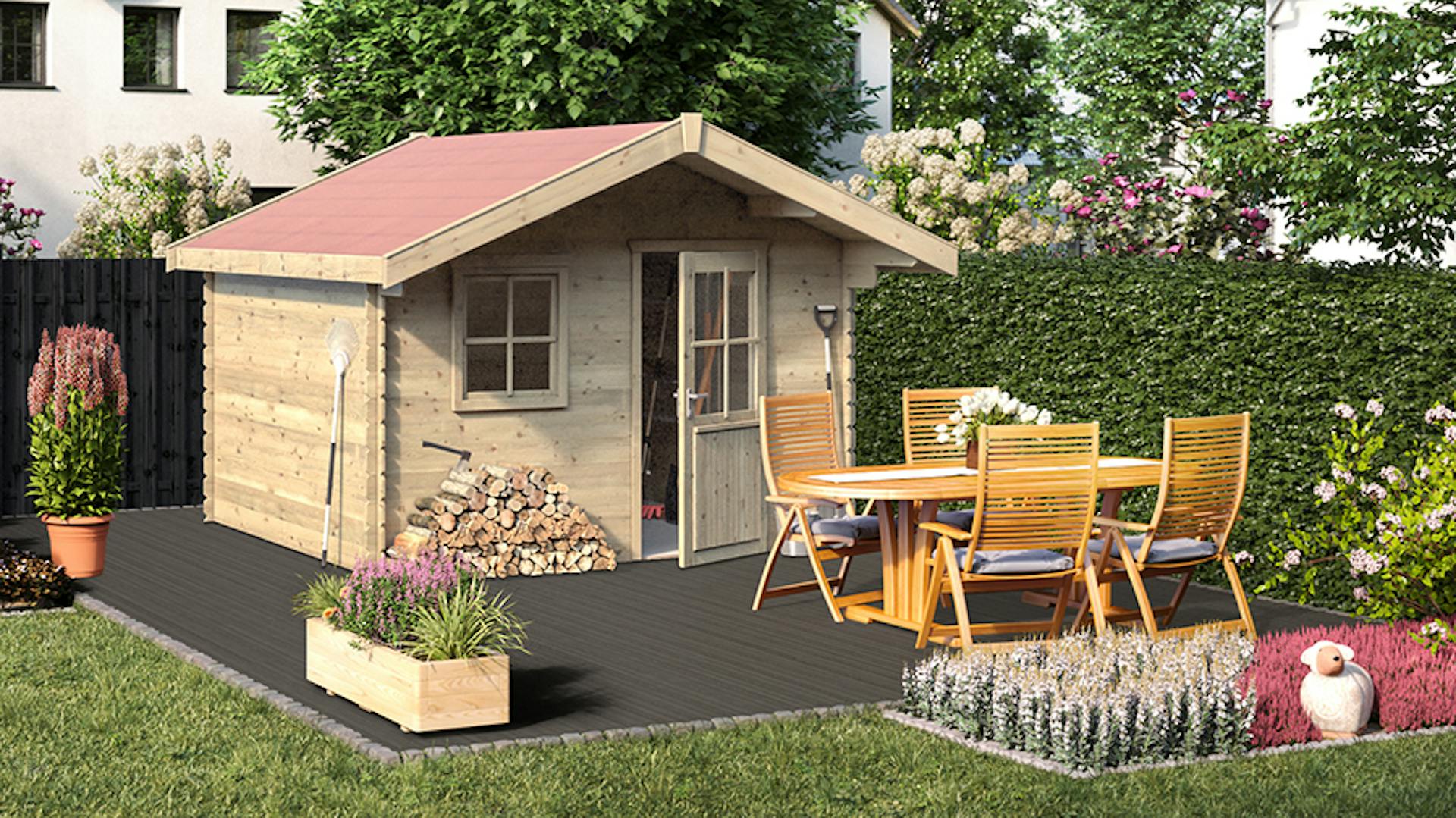 Gartengestaltung klassisches Gartenhaus aus Holz auf Steinboden hinter Sitzgruppe aus Holz vor eingefassten Beeten